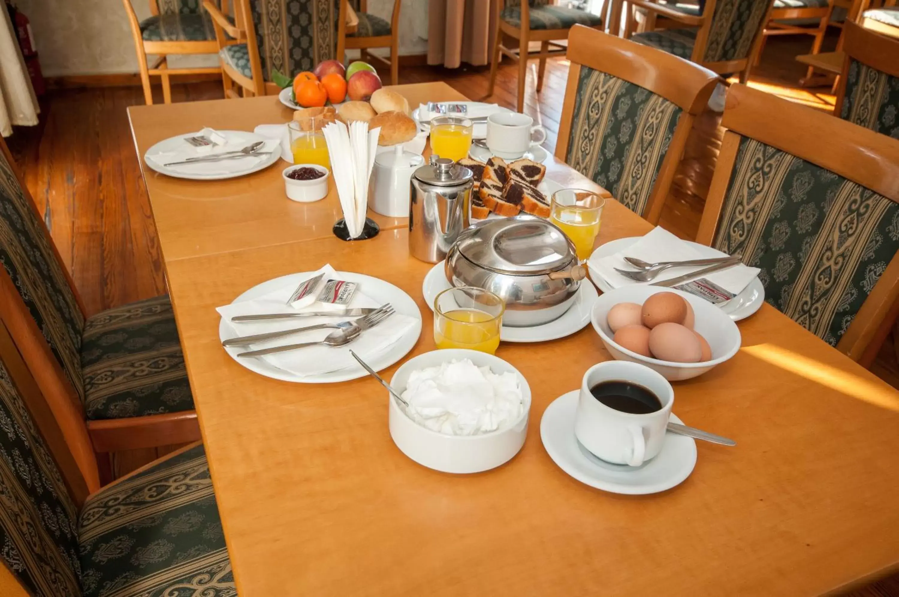 Breakfast, Restaurant/Places to Eat in Cecil Hotel