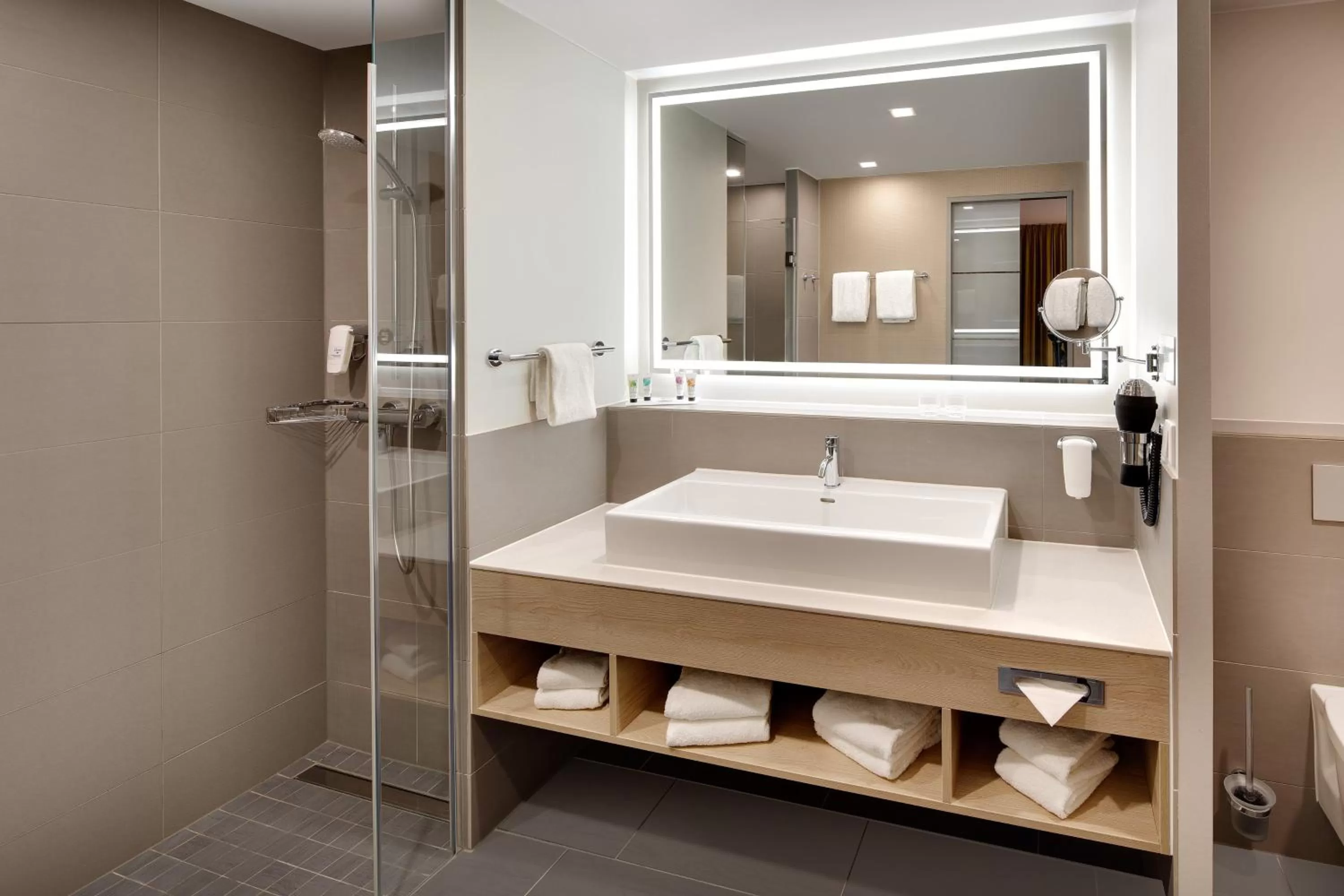 Bathroom in Holiday Inn Düsseldorf City – Toulouser Allee by IHG