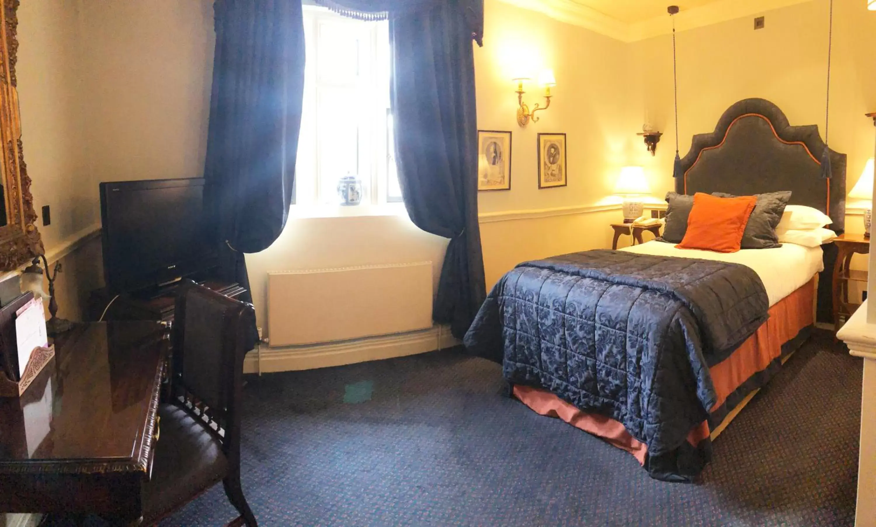 Bedroom, Bed in Coombe Abbey Hotel