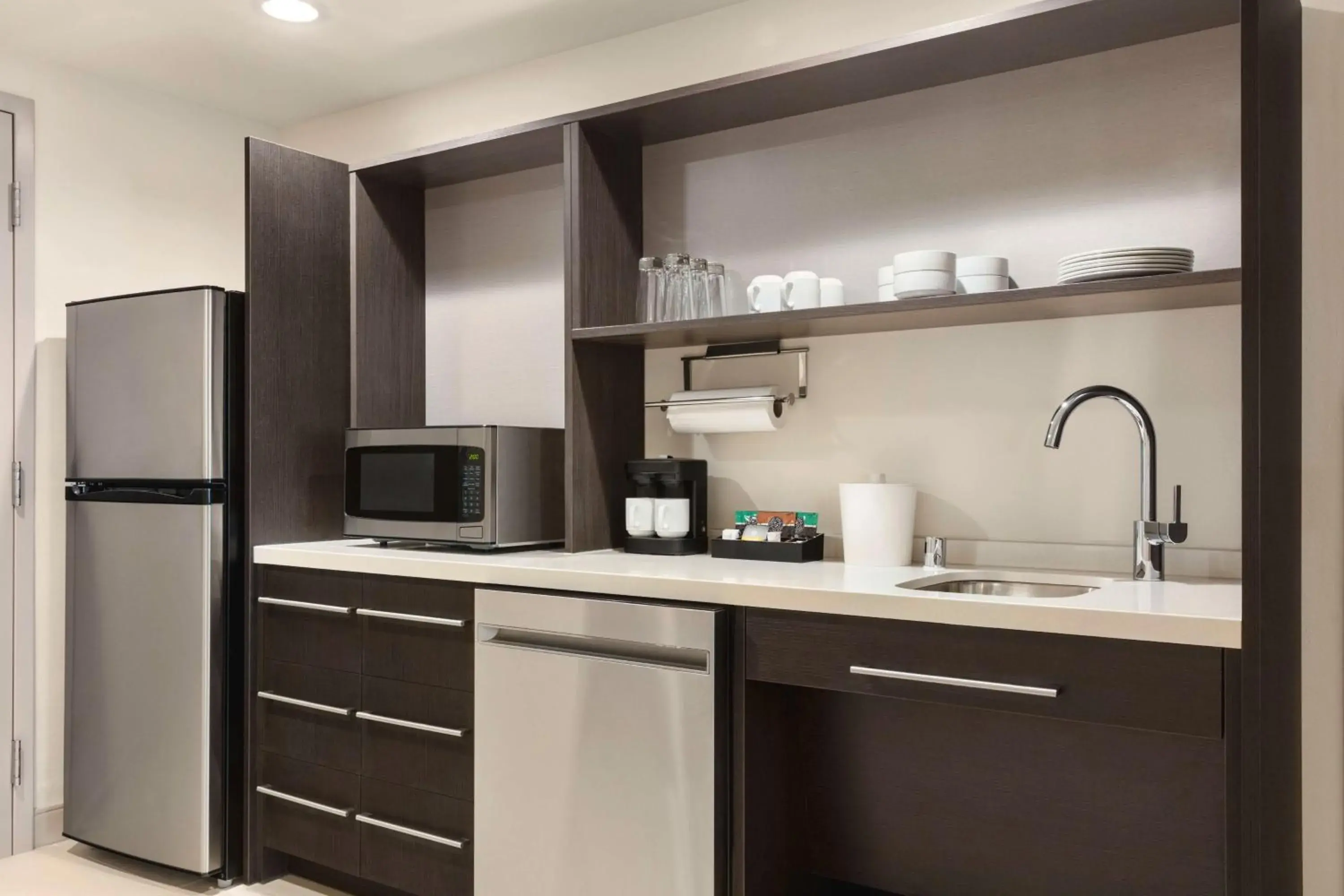 Kitchen or kitchenette, Kitchen/Kitchenette in Home2 Suites By Hilton Milwaukee West