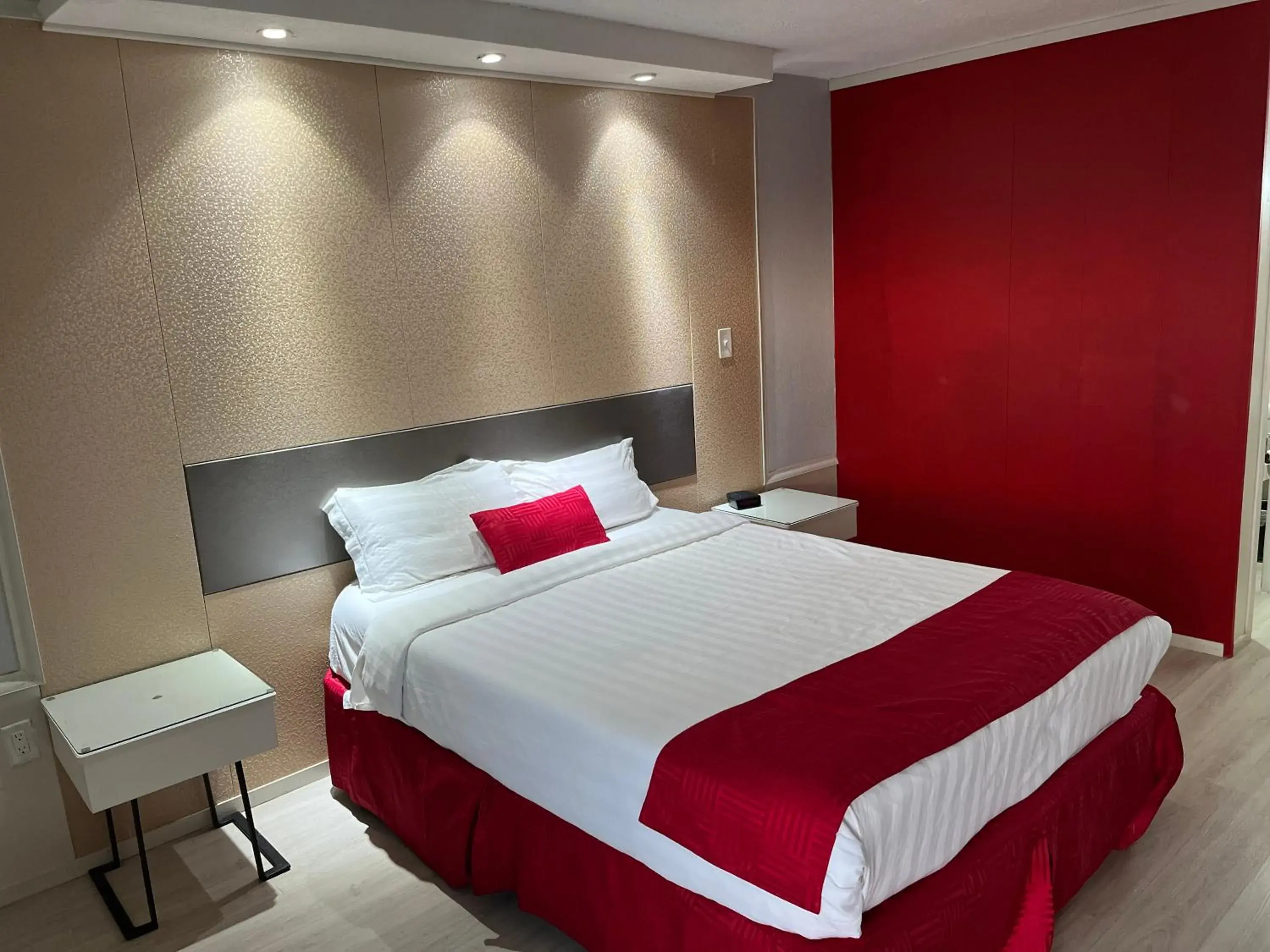 Bed in Travelodge by Wyndham Orlando at Heart of International Drive