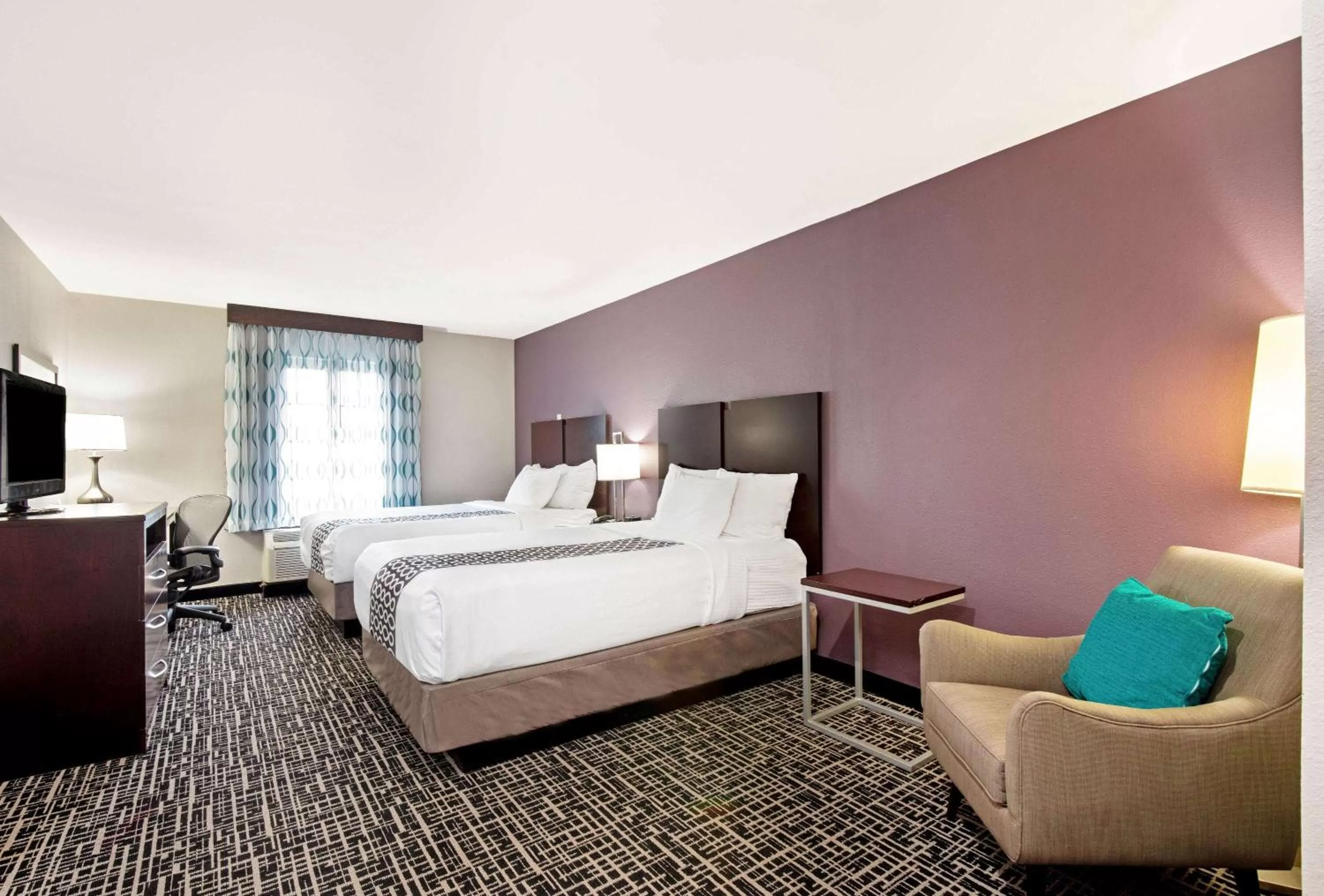 Photo of the whole room, Bed in La Quinta by Wyndham New Cumberland - Harrisburg