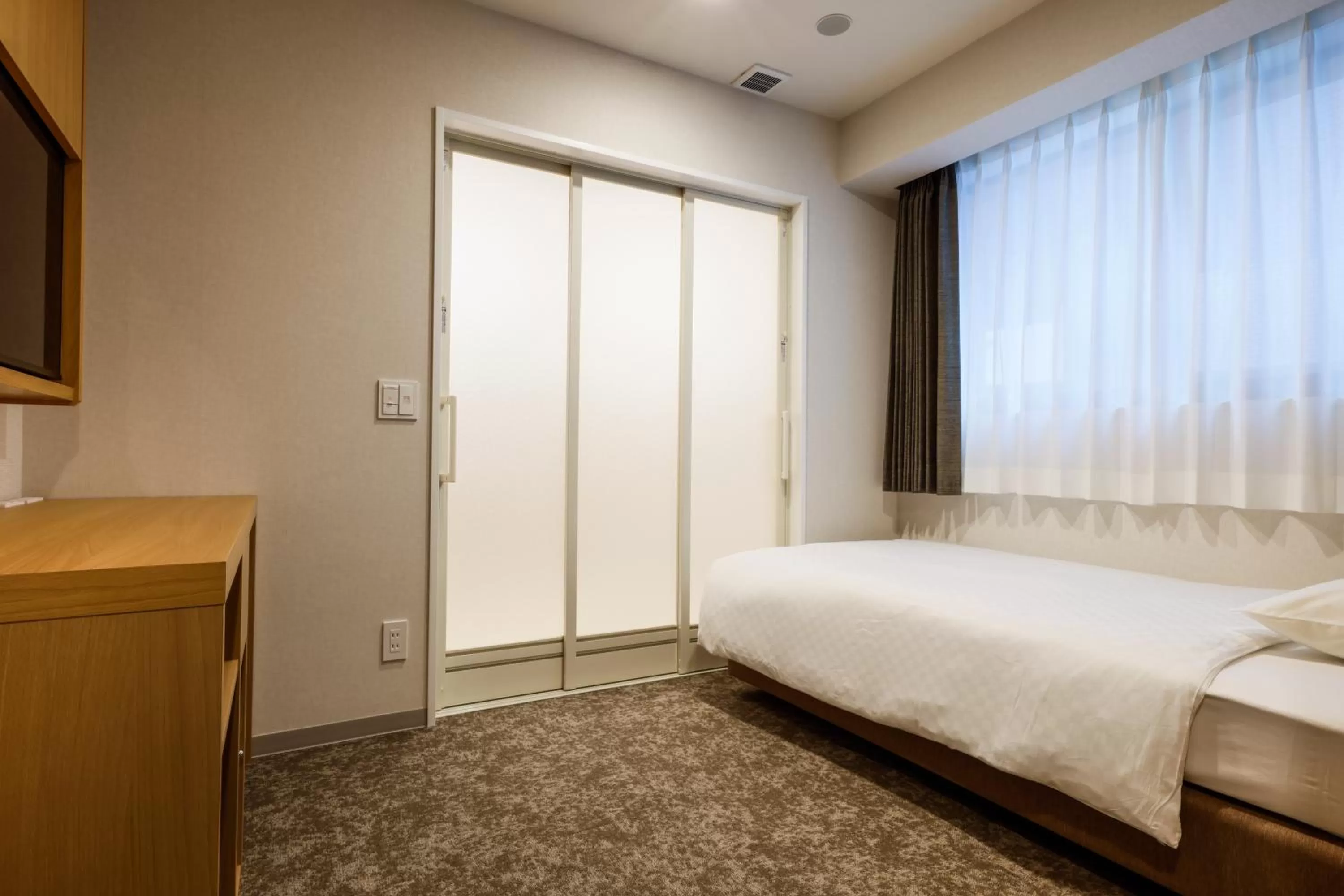 Facility for disabled guests, Bed in Plum Hotel