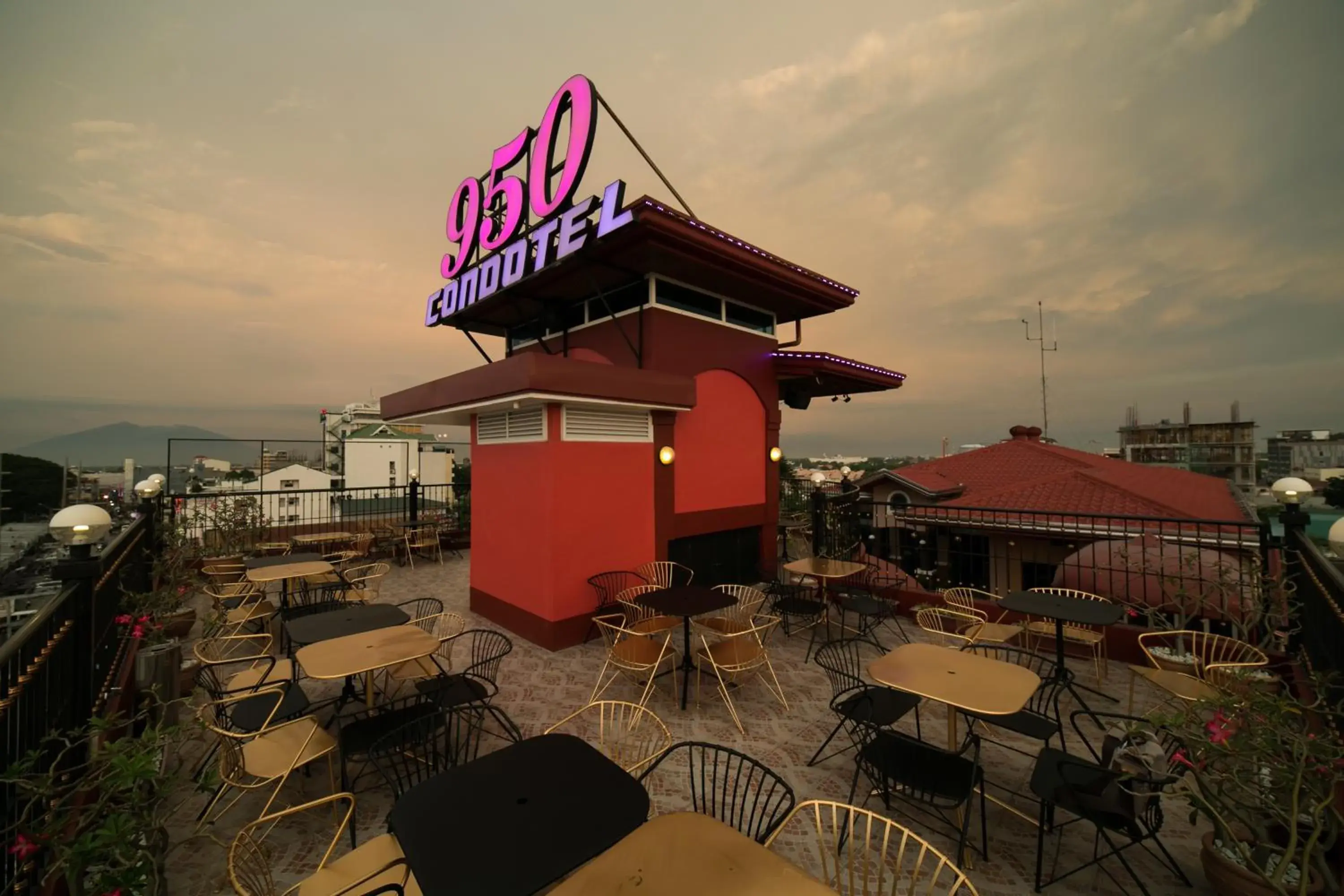 Restaurant/places to eat in 950 Condotel Restaurant/places to eat in 950 Condotel