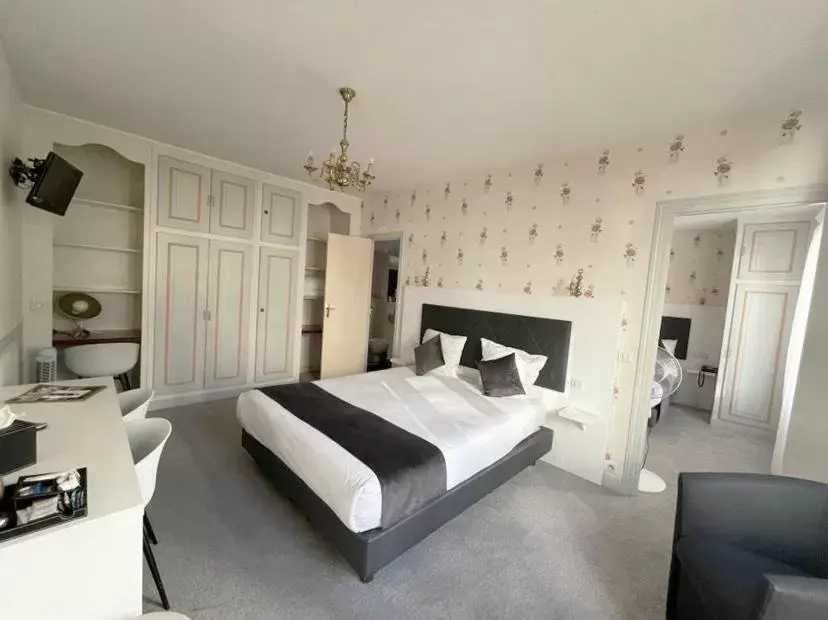 Photo of the whole room, Bed in HOTEL DE PARIS MONTPARNASSE