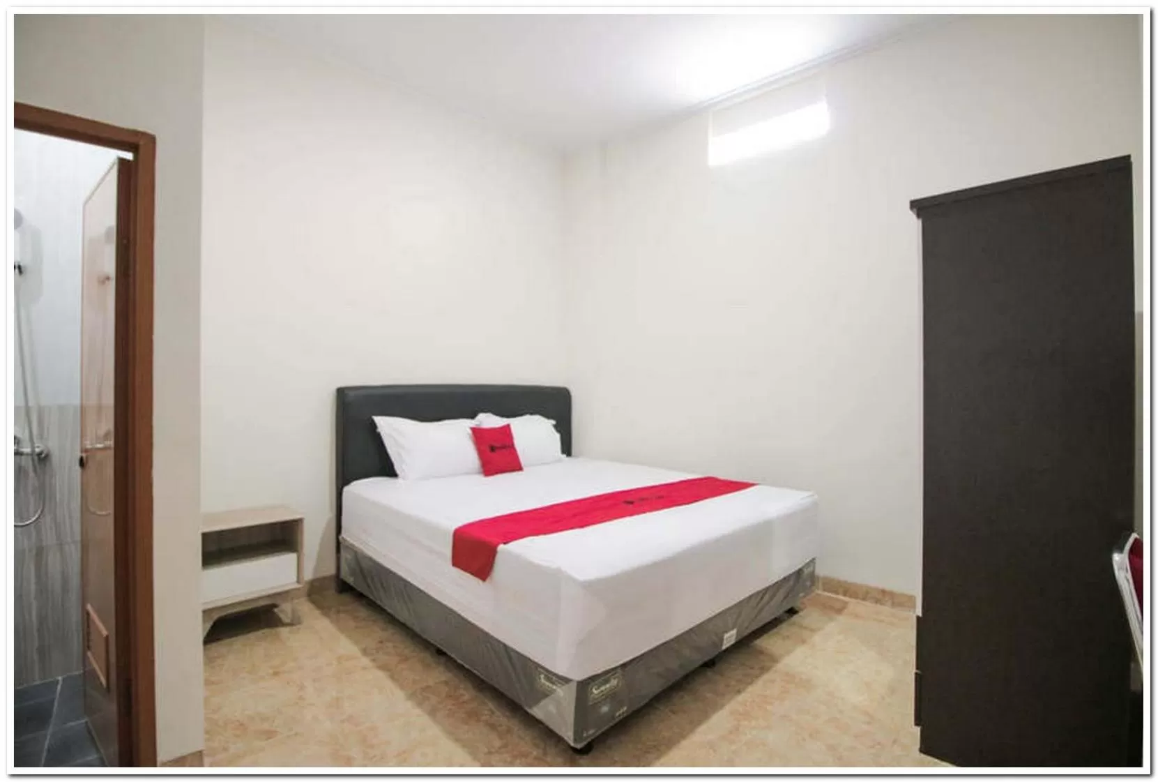 Bed in RedDoorz Syariah @ Jatinegara