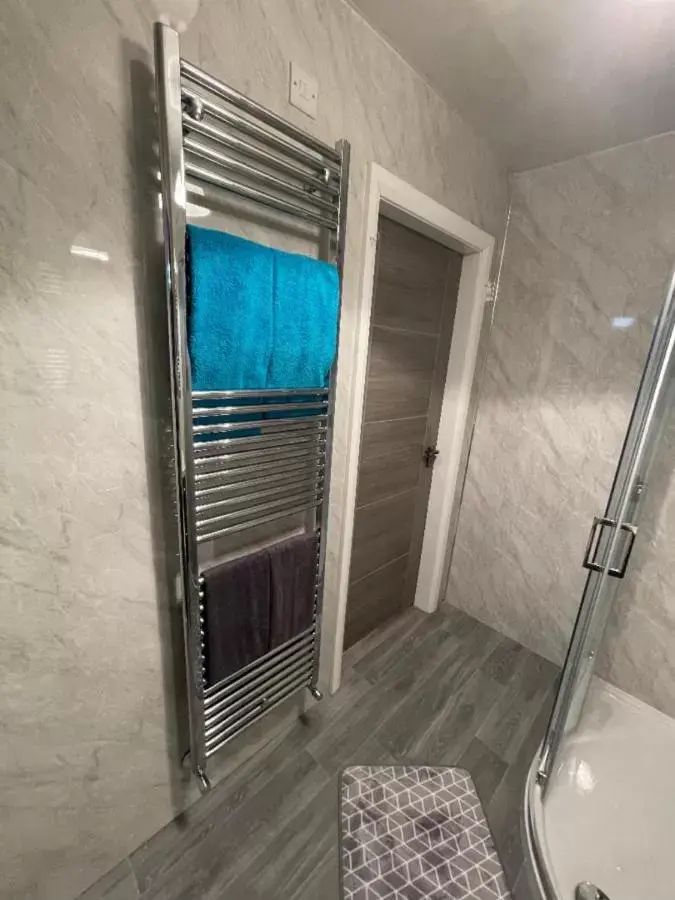 Shower, Bathroom in Spacious Double Room En-Suite