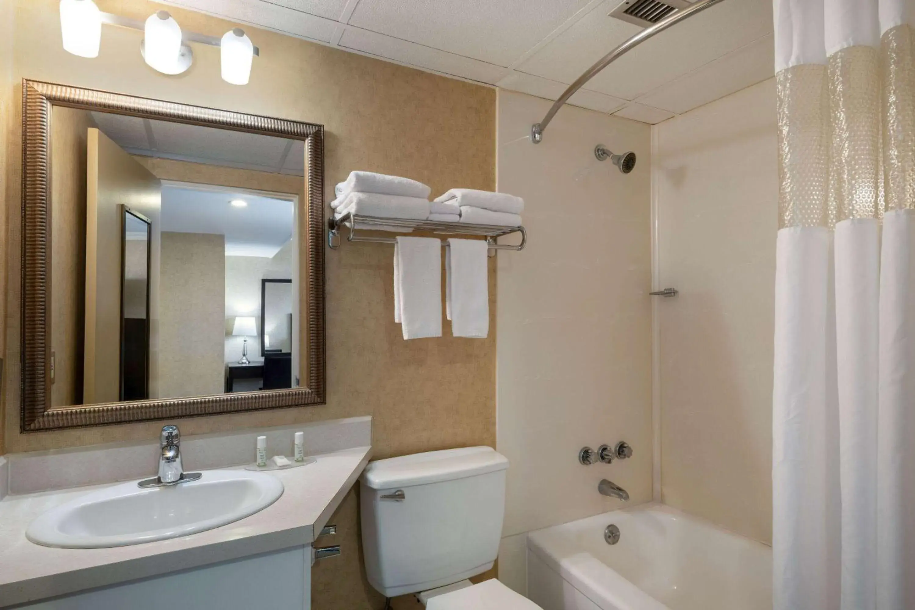 TV and multimedia, Bathroom in Travelodge by Wyndham Prince Albert