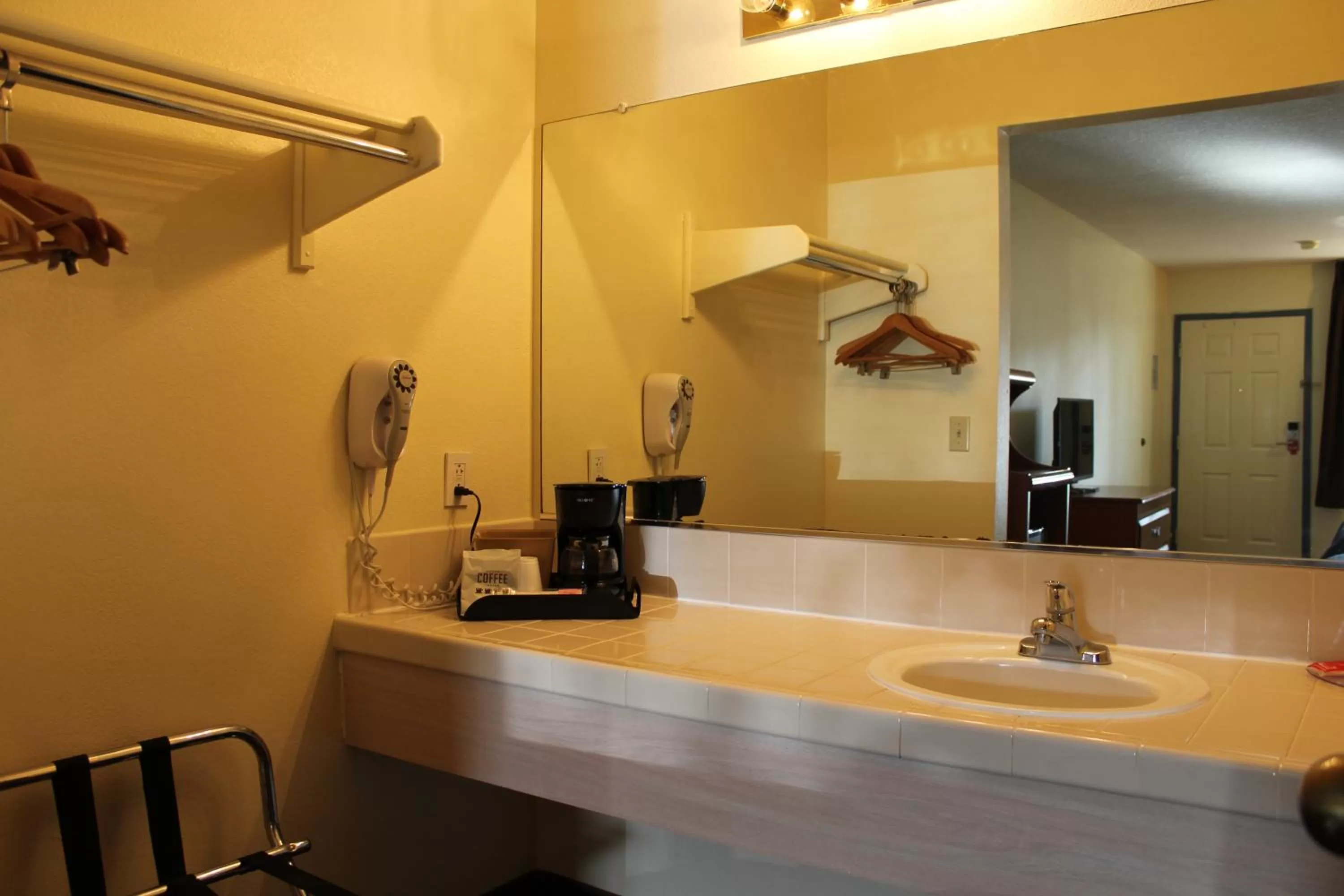 King Suite - Non-Smoking in Econo Lodge Inn & Suites Lodi - Wine Country Area