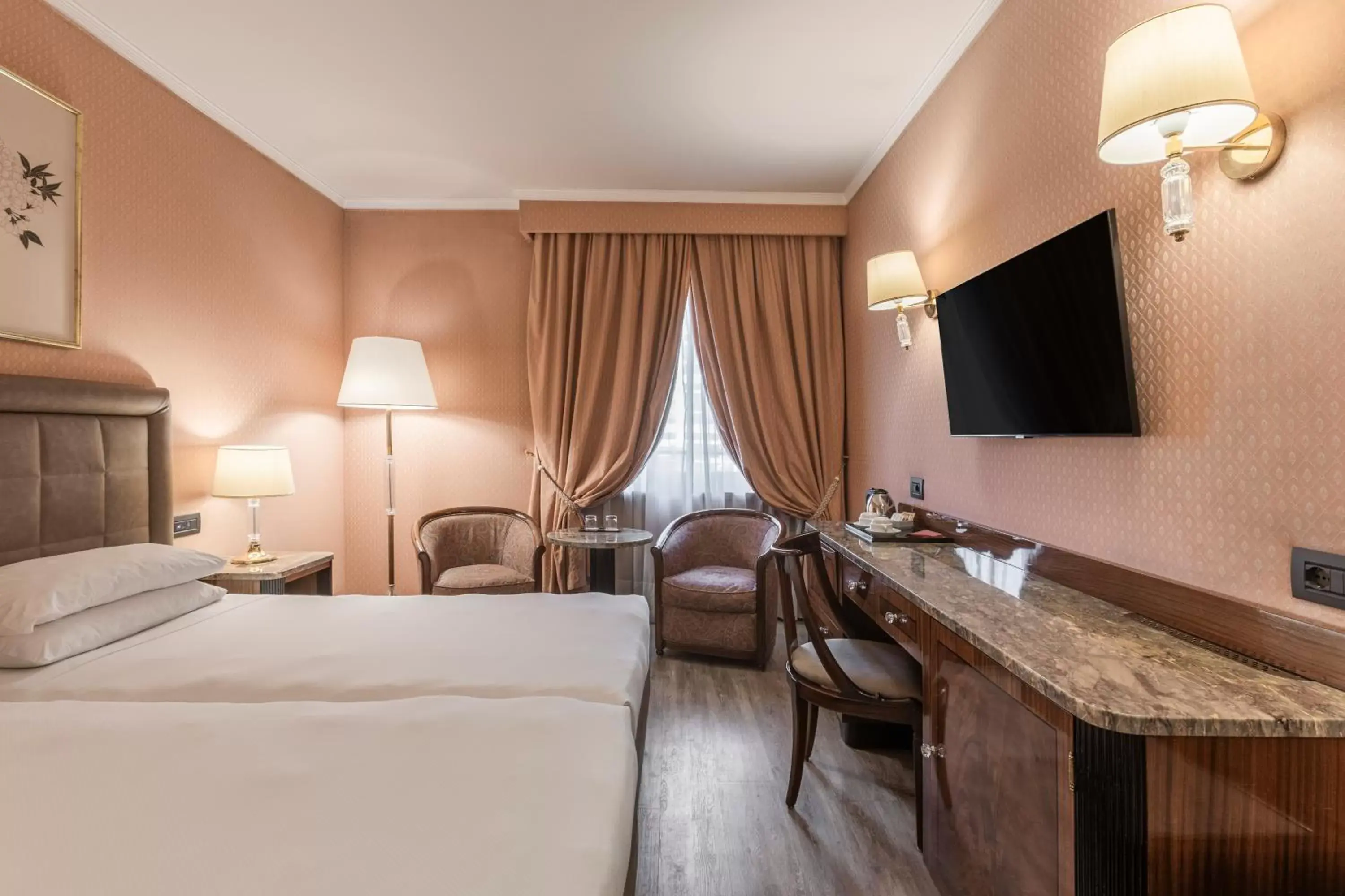 Bed, TV/Entertainment Center in Doria Grand Hotel