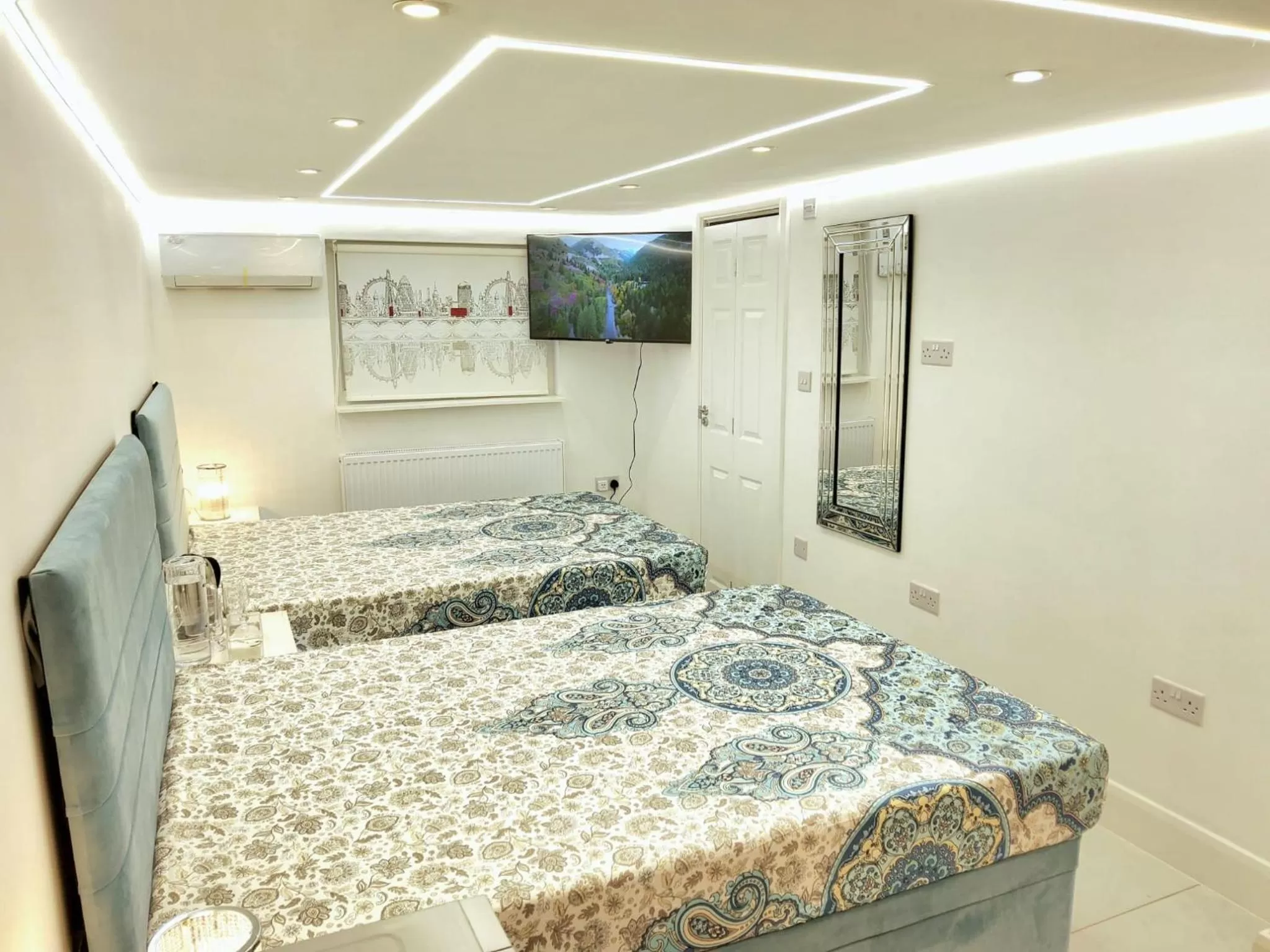 Bed in Double Bedroom w Ensuite Bathroom Near Grand Union Canal for Family and Friends