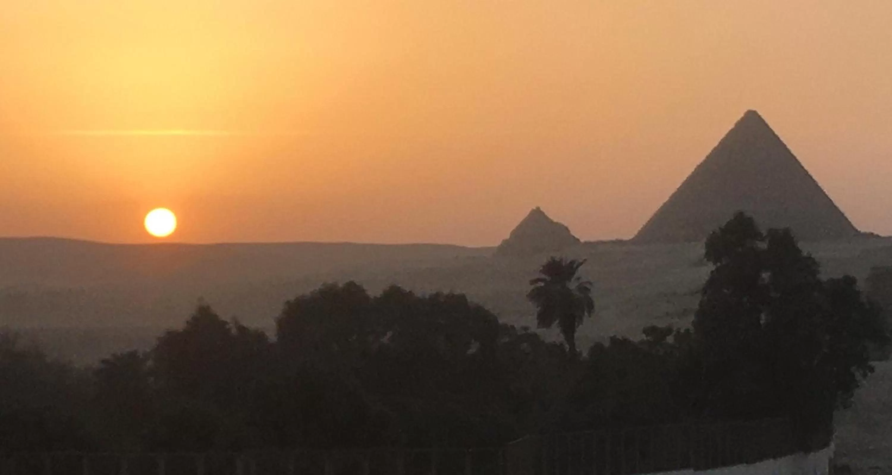 Sunrise/Sunset in Sphinx palace pyramids view