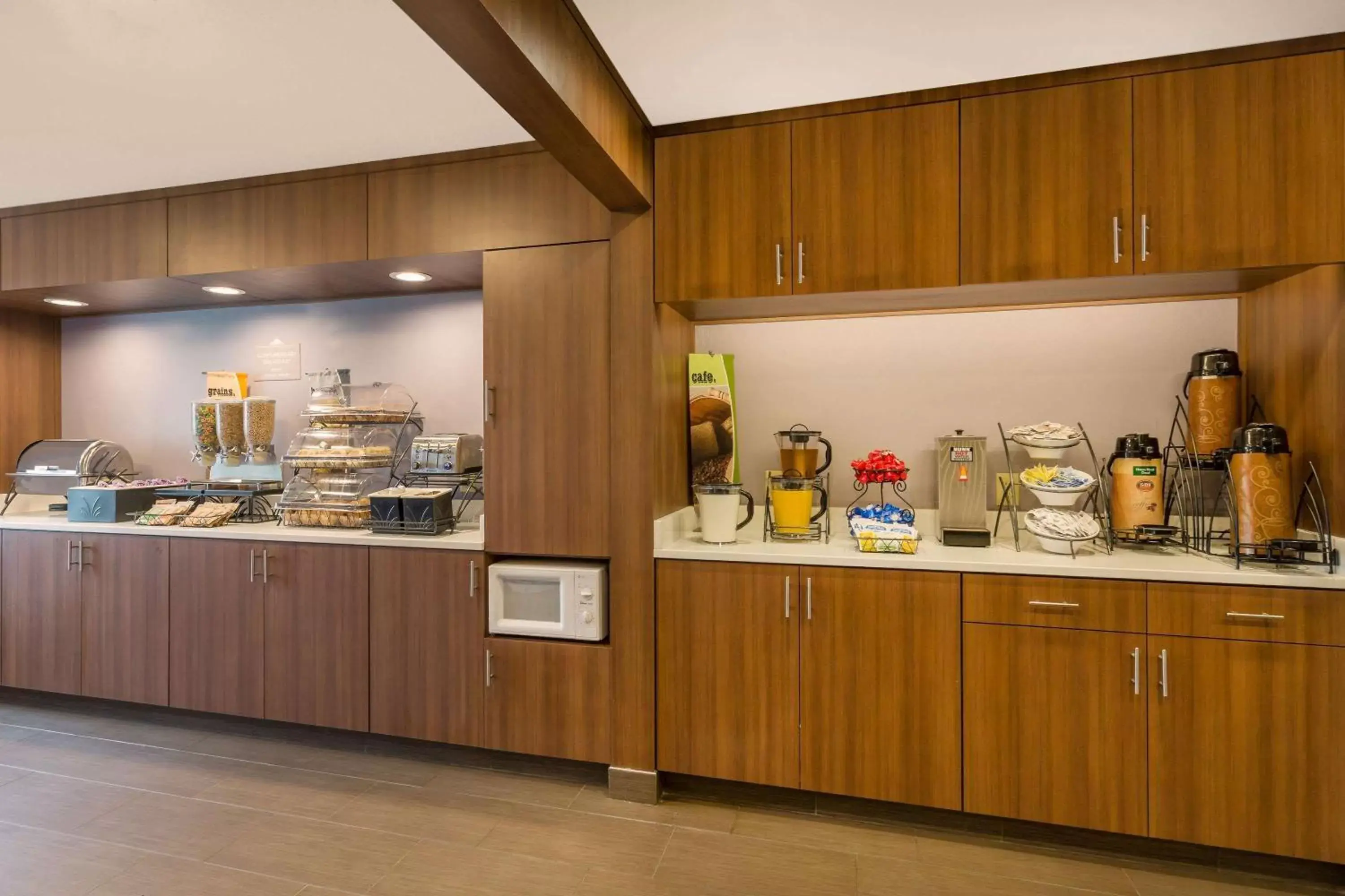 Restaurant/places to eat, Kitchen/Kitchenette in Microtel Inn & Suites by Wyndham