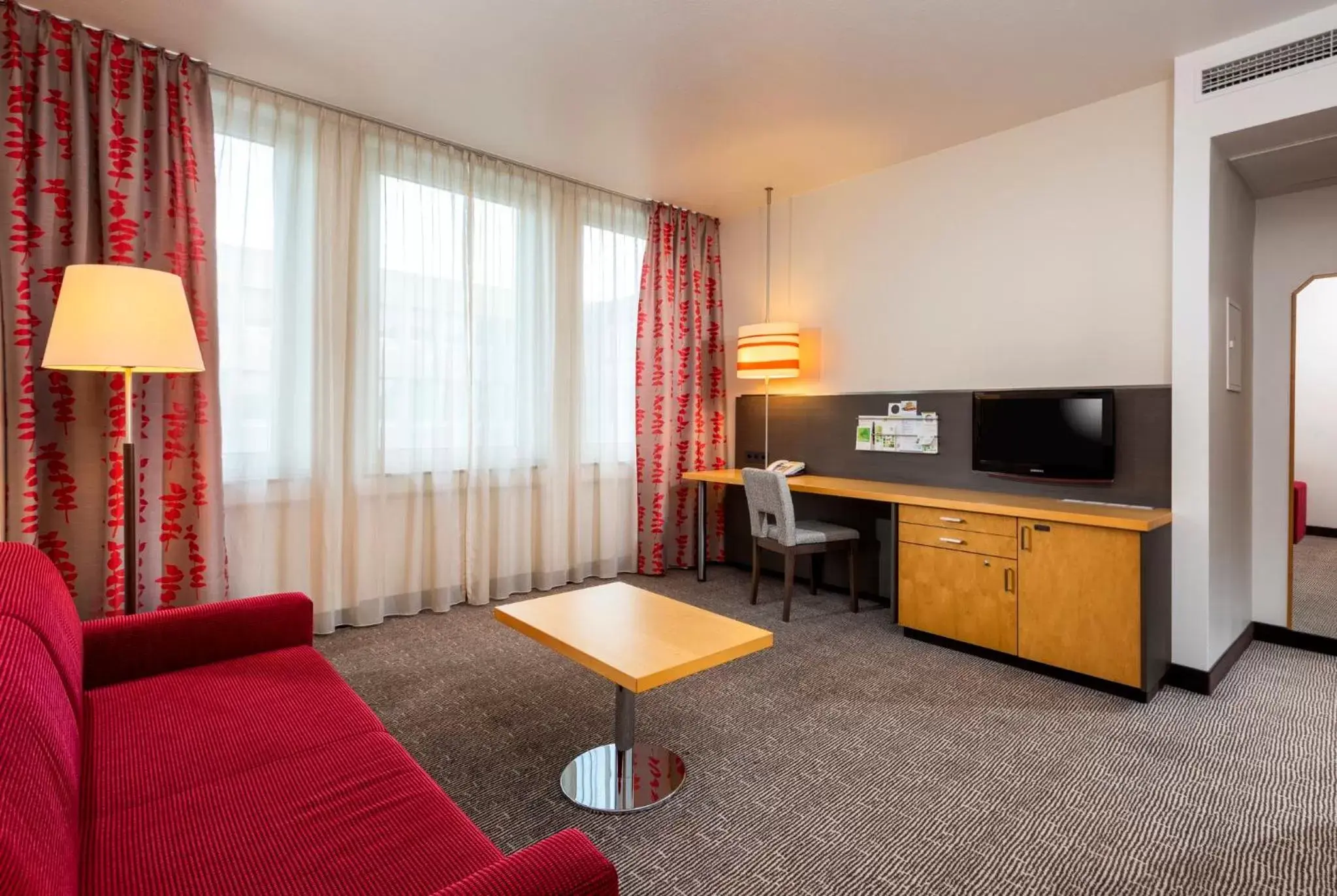 Photo of the whole room, Seating Area in Holiday Inn Frankfurt Airport - Neu-Isenburg, an IHG Hotel