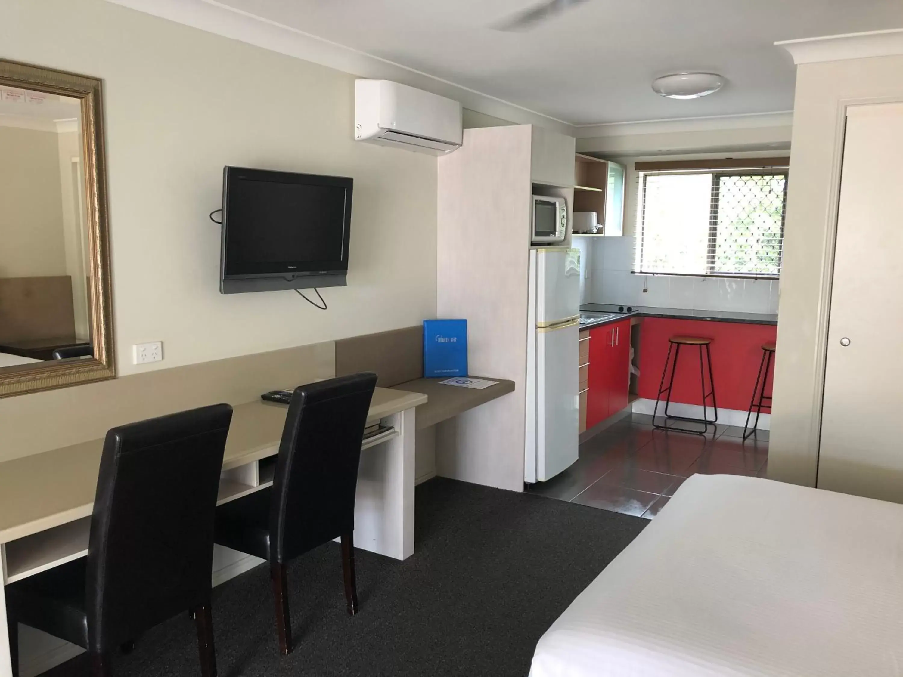 Kitchen or kitchenette, TV/Entertainment Center in Hervey Bay Motel