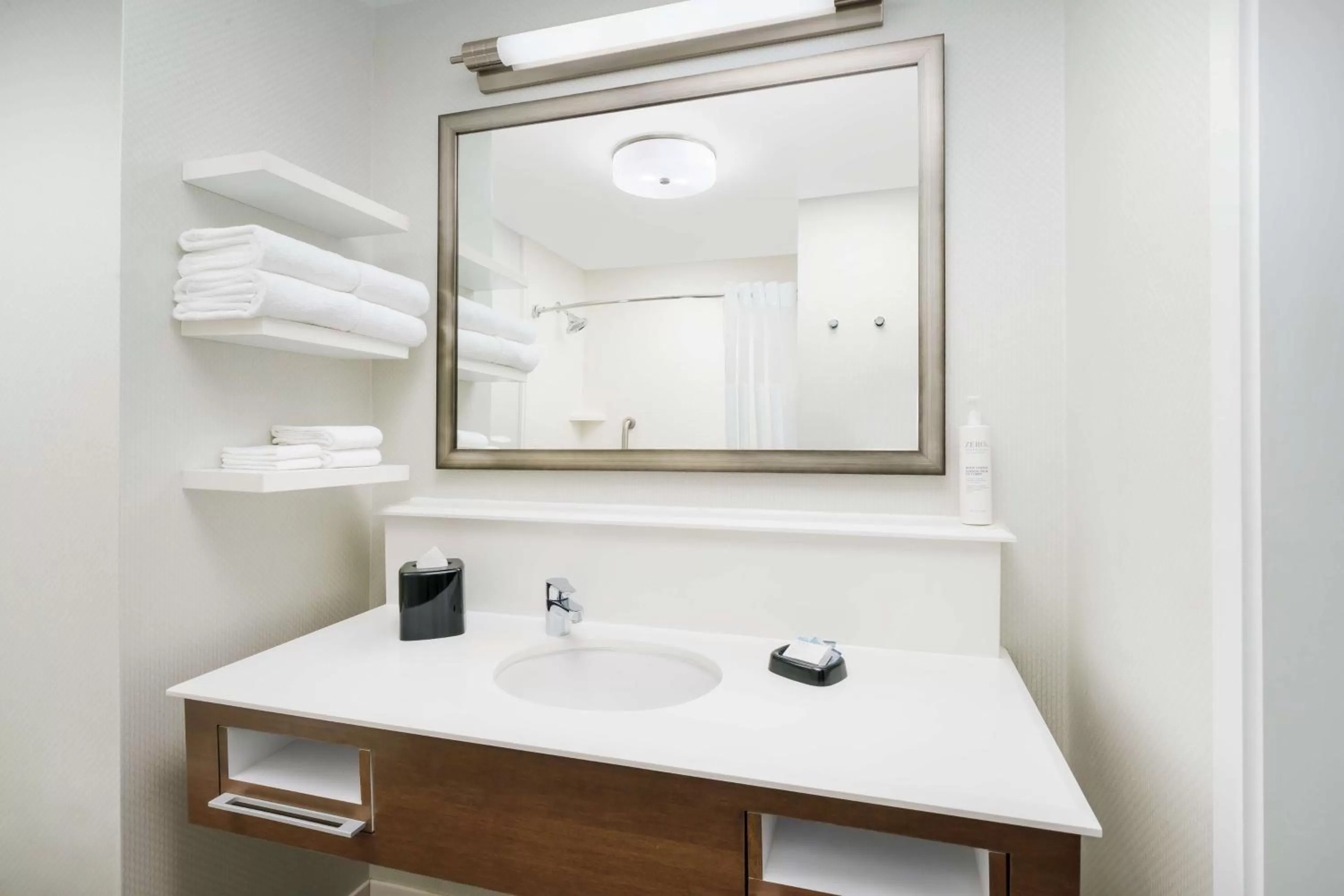 Bathroom in Hampton Inn & Suites LAX El Segundo