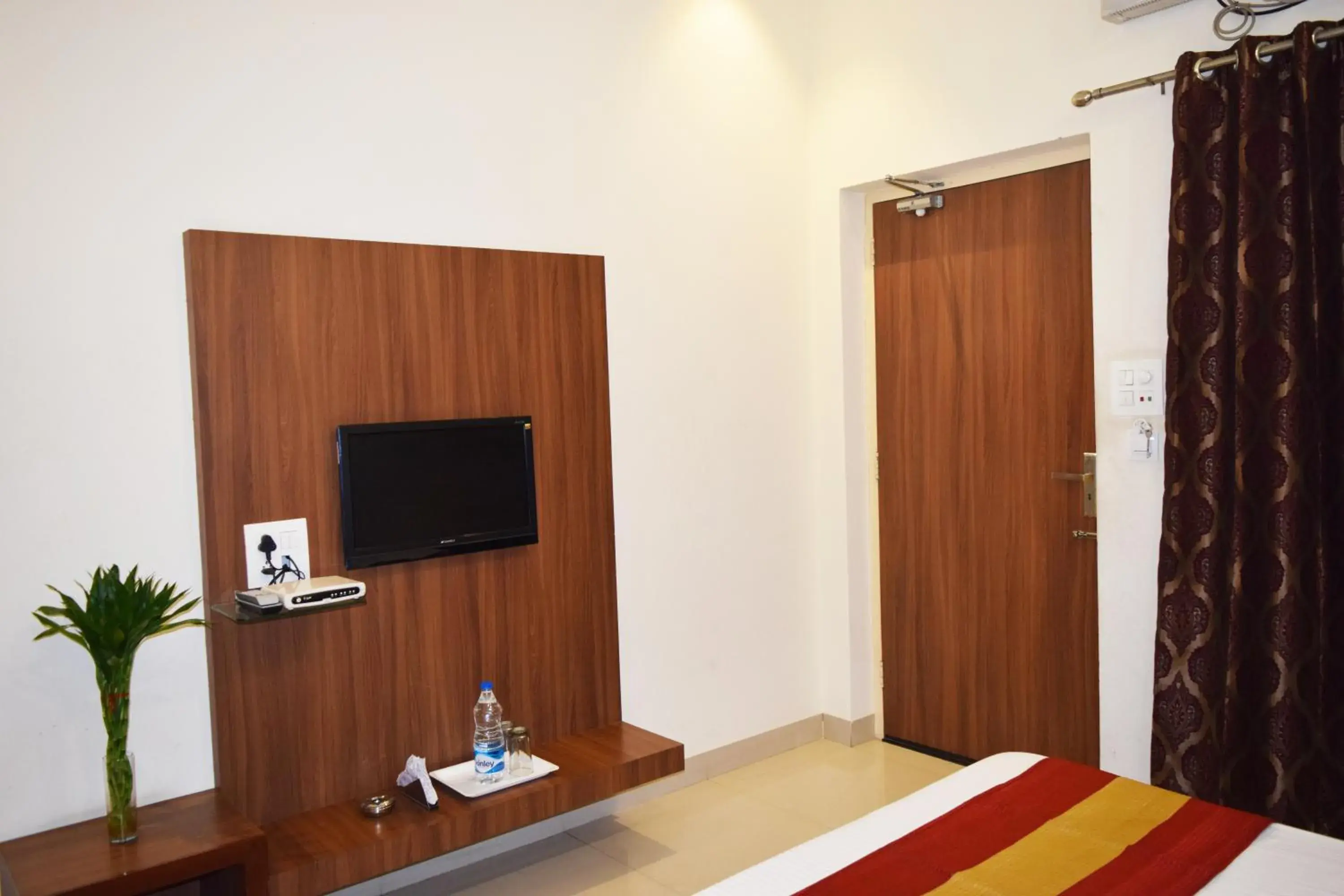 Bedroom, TV/Entertainment Center in Hotel Palace