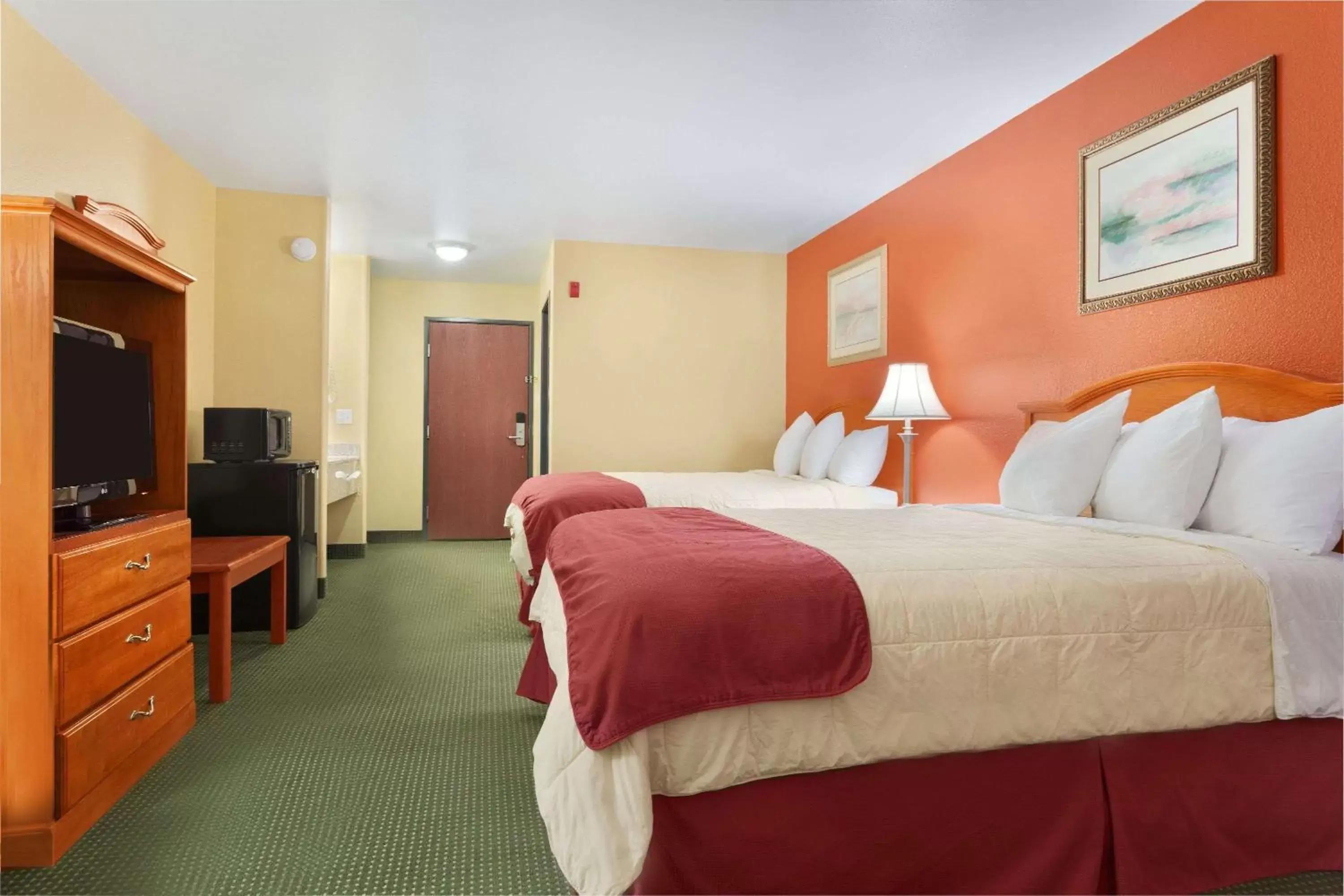 Photo of the whole room, Bed in Days Inn by Wyndham Lumberton