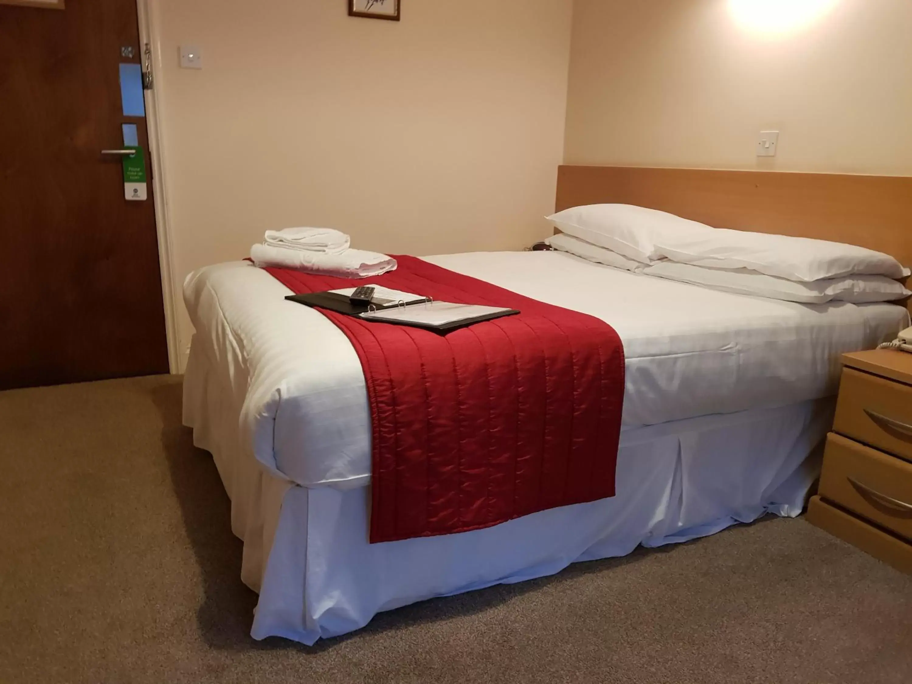Bedroom, Bed in The Cedars Hotel