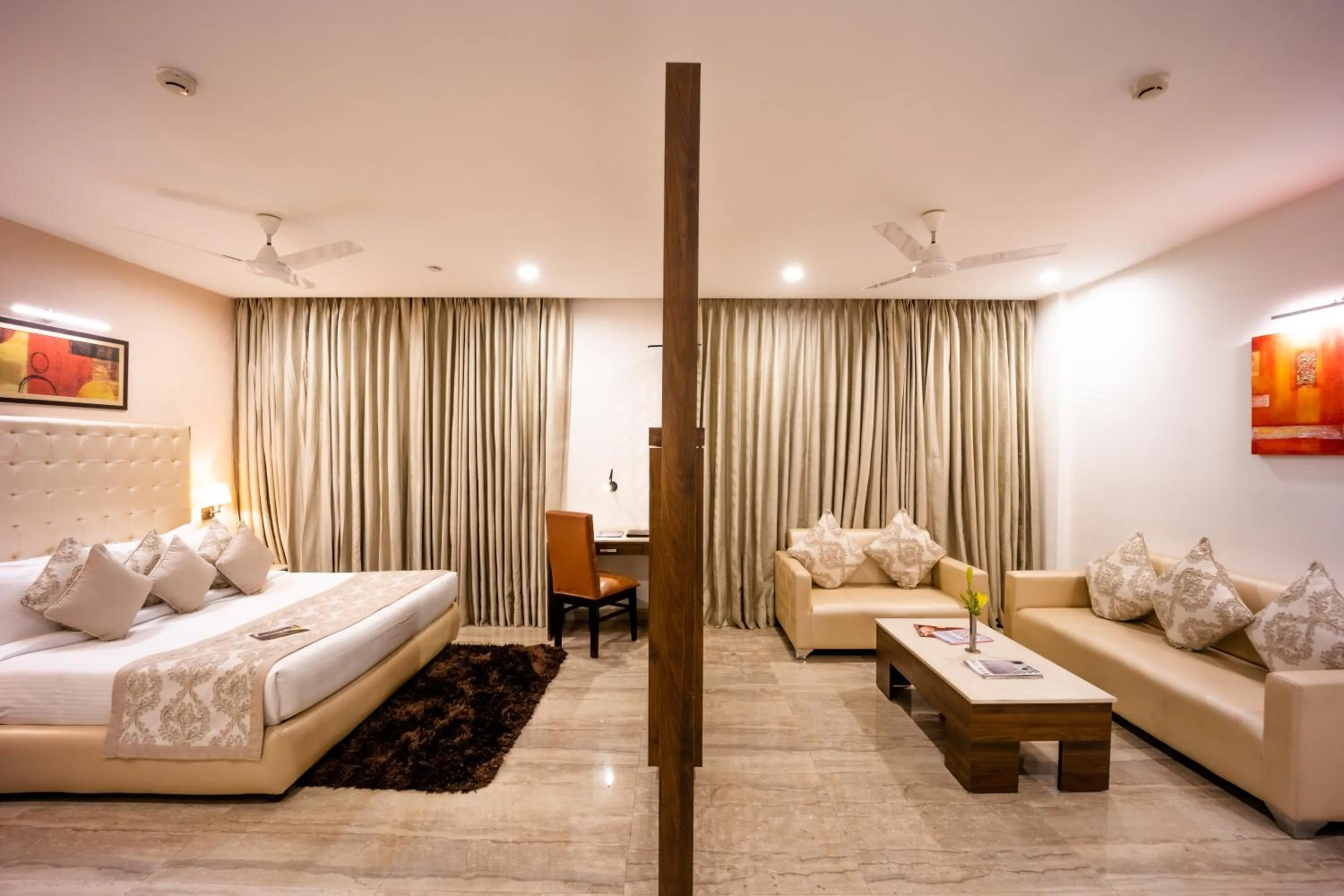 Living room, Bed in Hotel Shanti Palace Mahipalpur