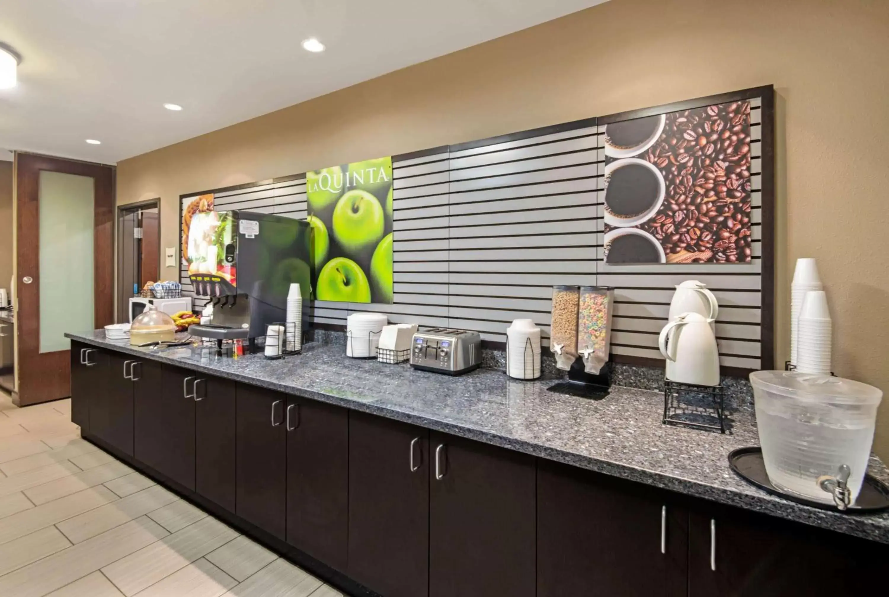 Restaurant/places to eat in La Quinta Inn & Suites by Wyndham Durant