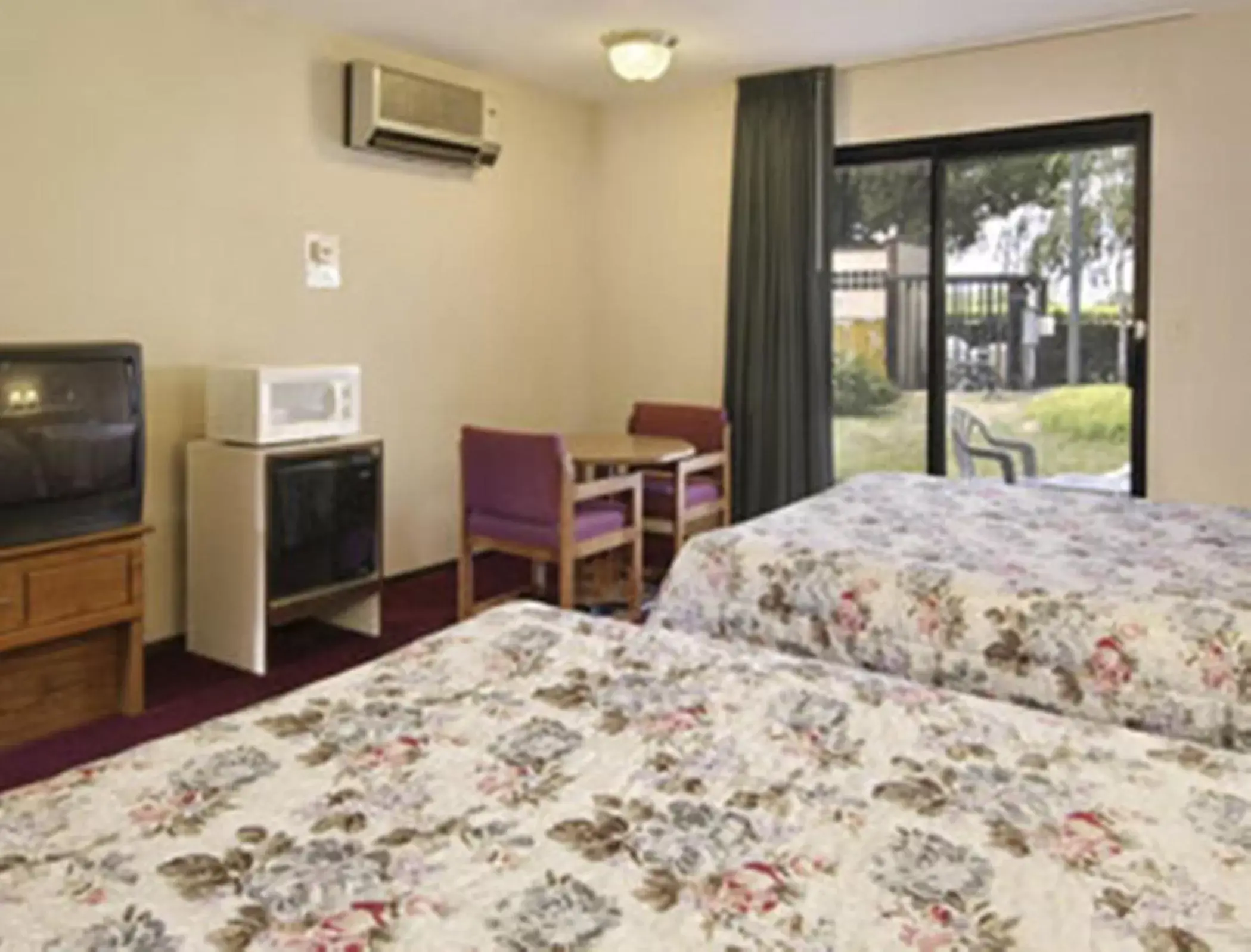 Bed in Travelodge by Wyndham Turlock