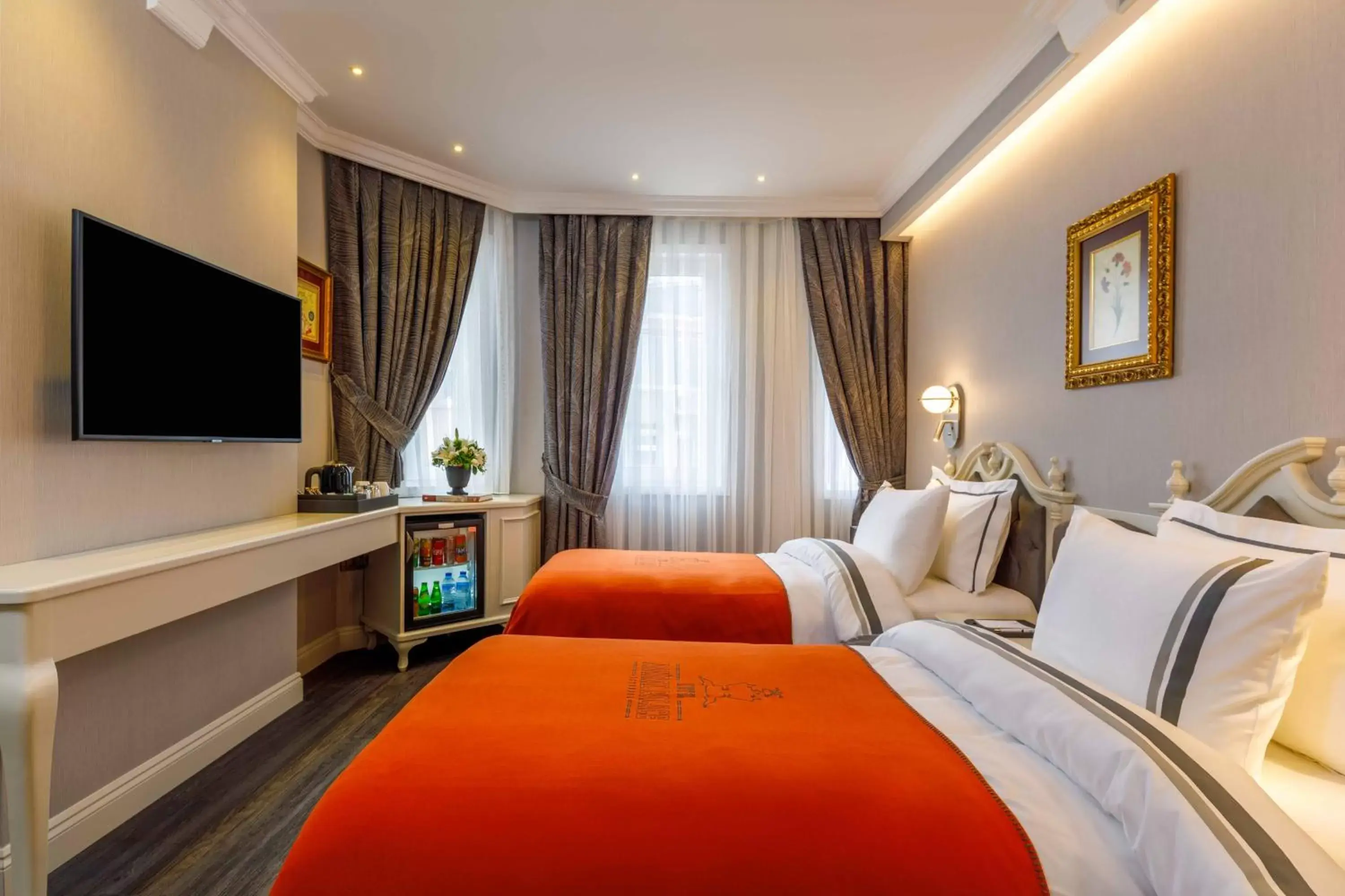 Bedroom, TV/Entertainment Center in Amiral Palace Hotel Boutique Class