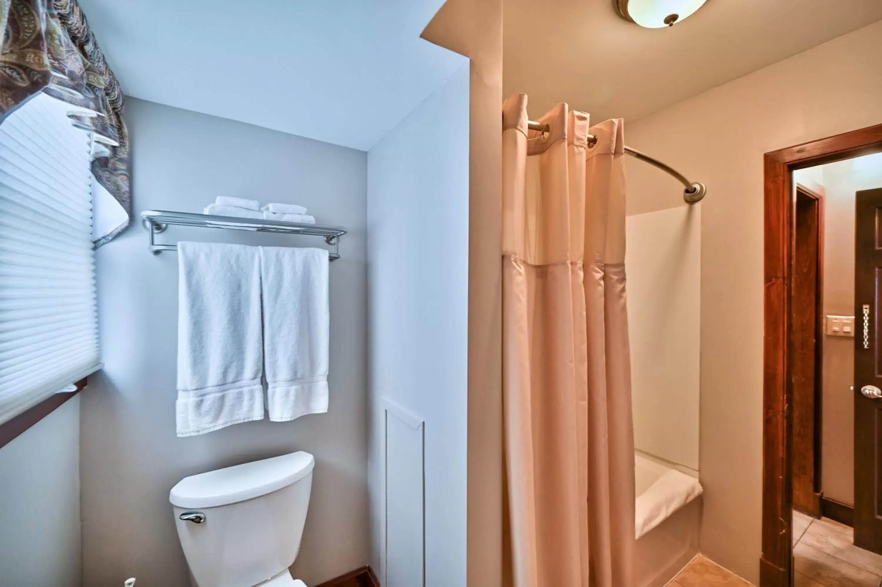 Shower, Bathroom in Tom Quick Inn