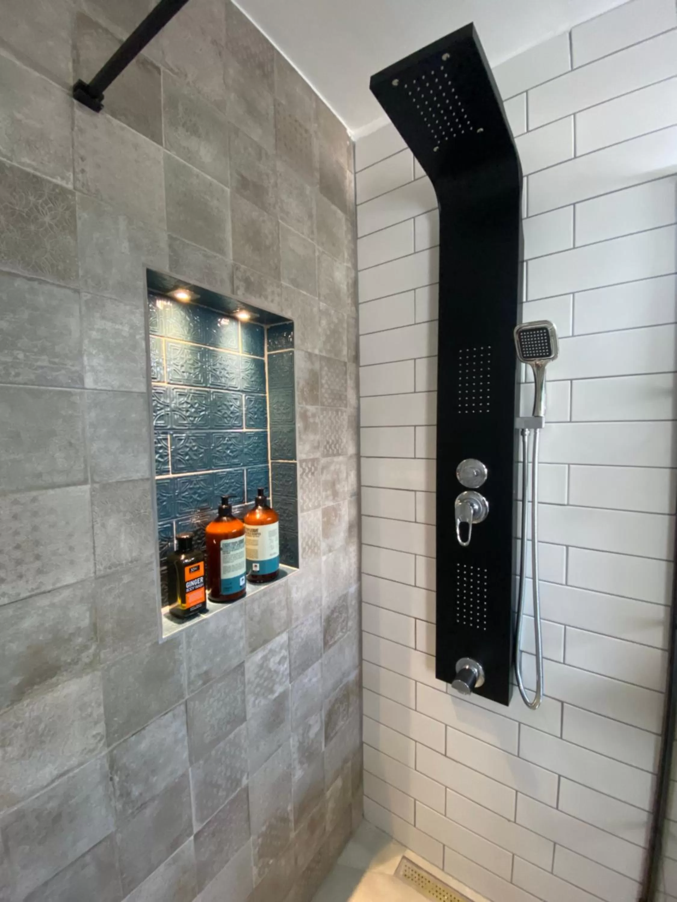 Shower in Sunside Inn Hotel