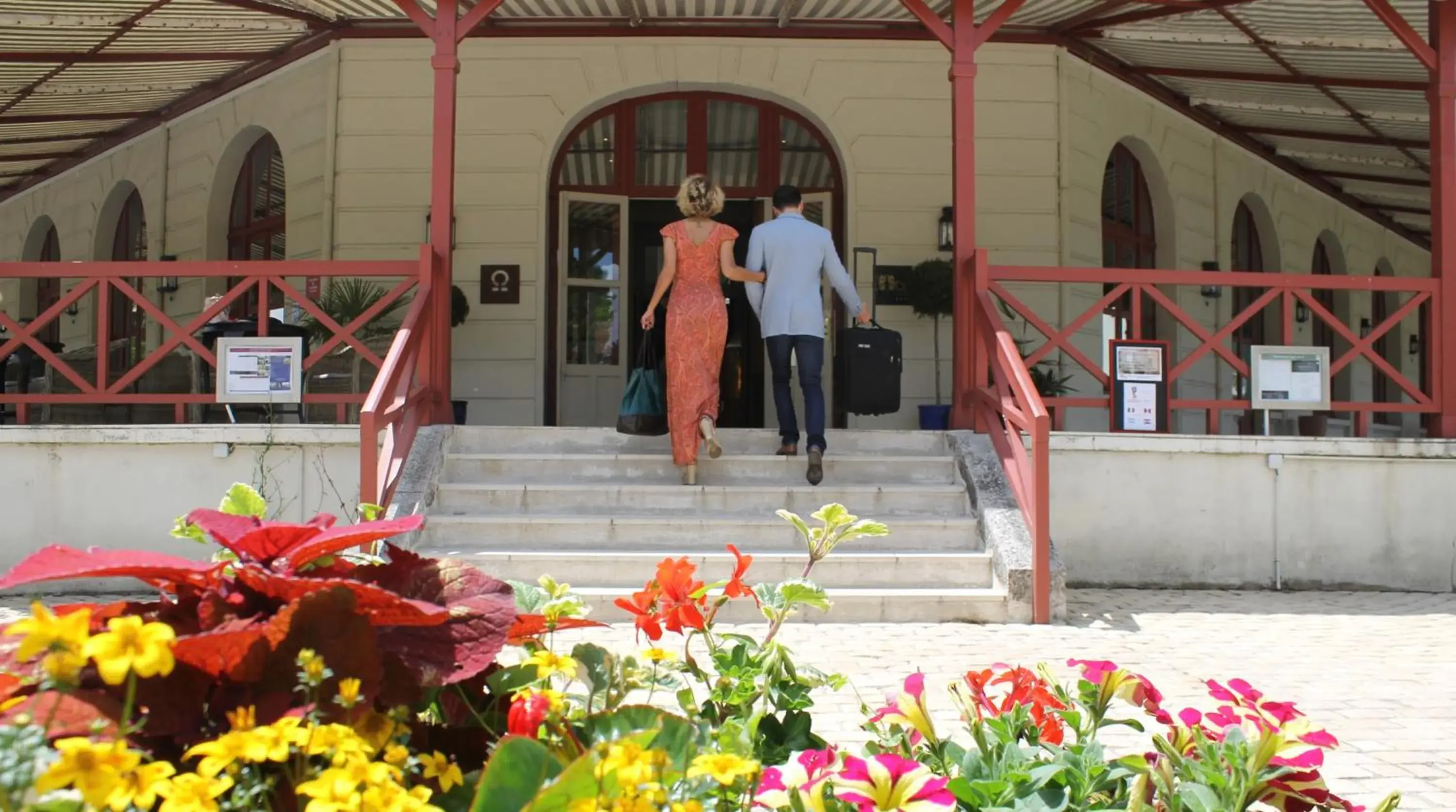 Facade/entrance in Logis Les Loges du Parc