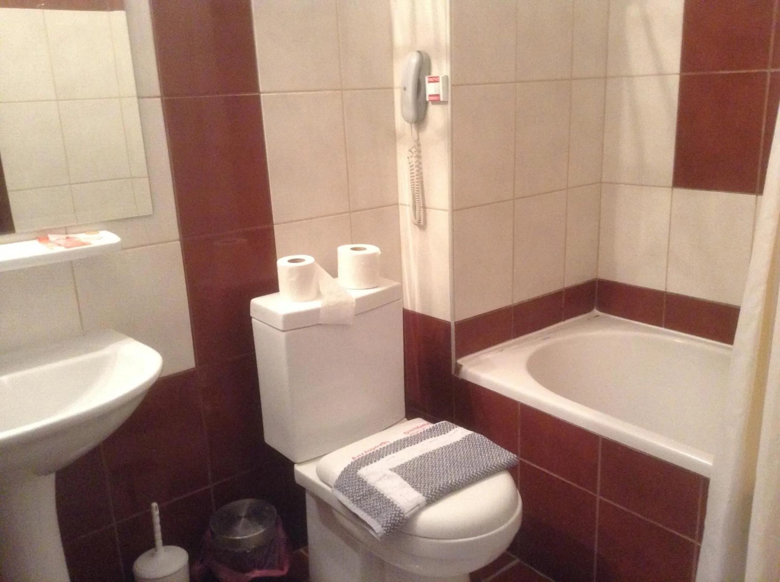 Bathroom in Hotel Kosta Famissi