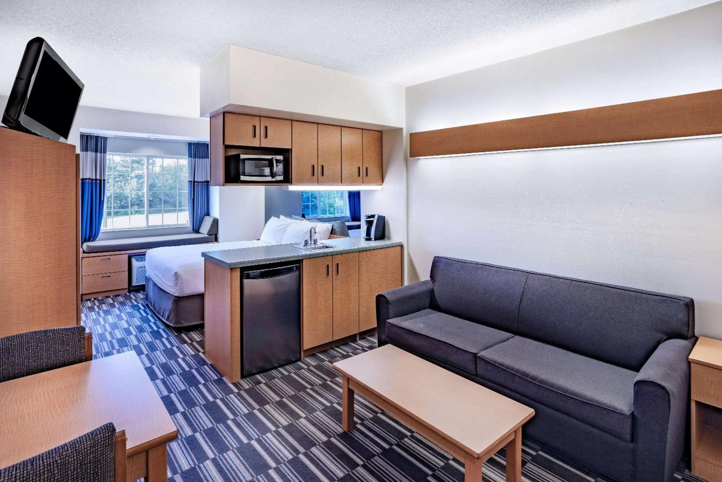 Bed, Seating Area in Microtel Inn & Suites by Wyndham Plattsburgh