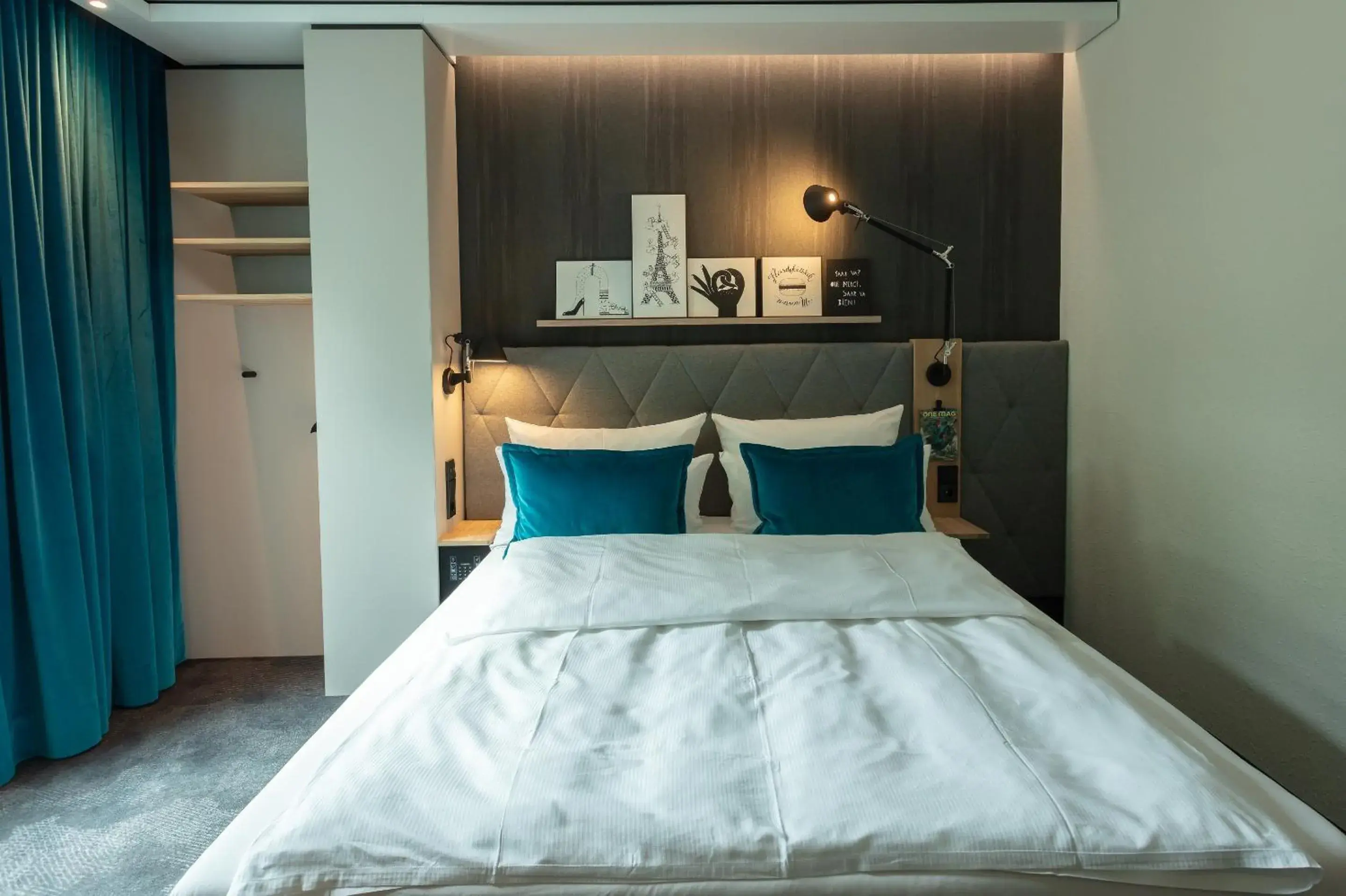 Photo of the whole room, Bed in Motel One Saarbrücken