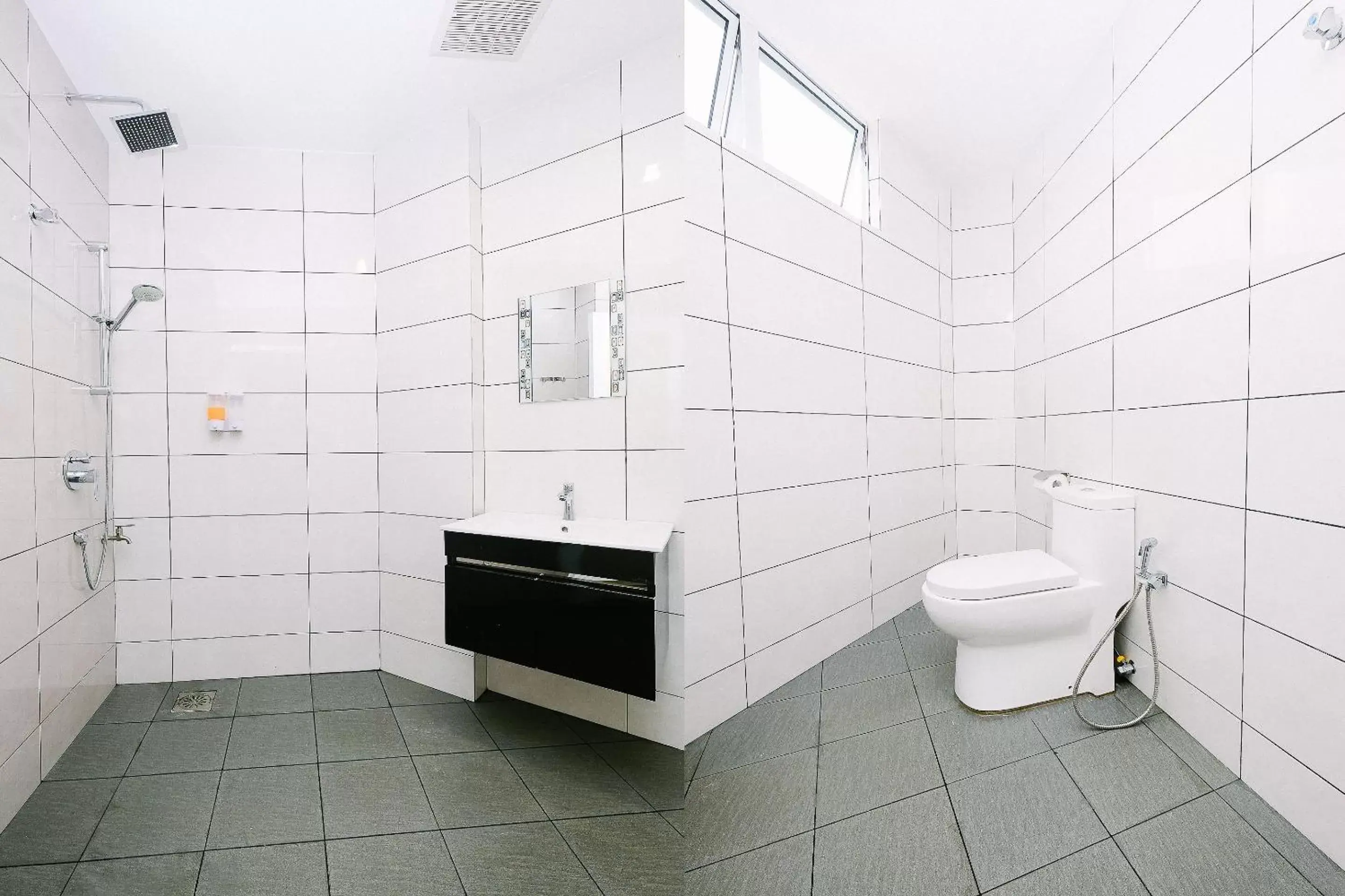 Bathroom in Super OYO 43935 Mancalin Hotel