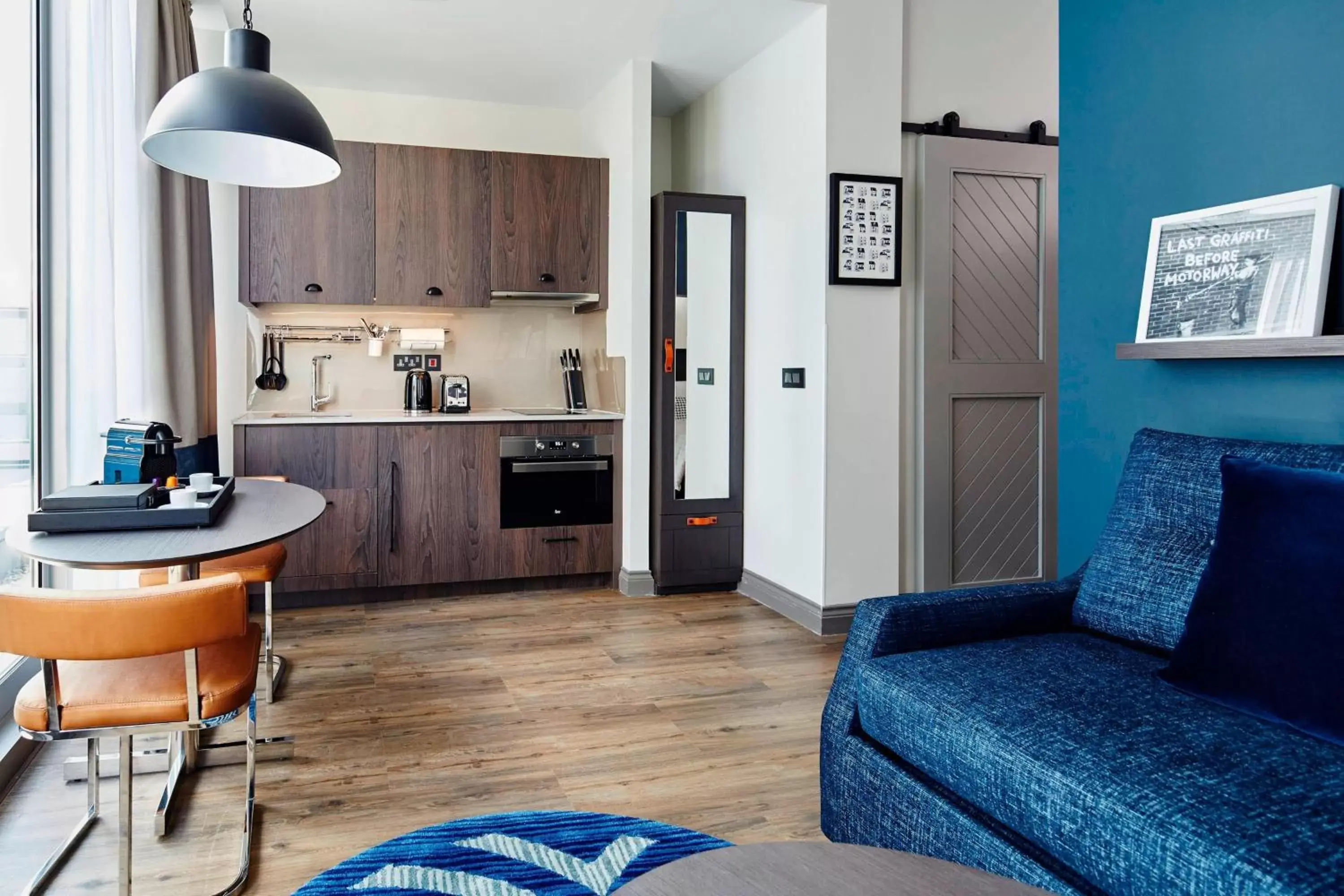 Living room, Kitchen/Kitchenette in Residence Inn by Marriott London Bridge