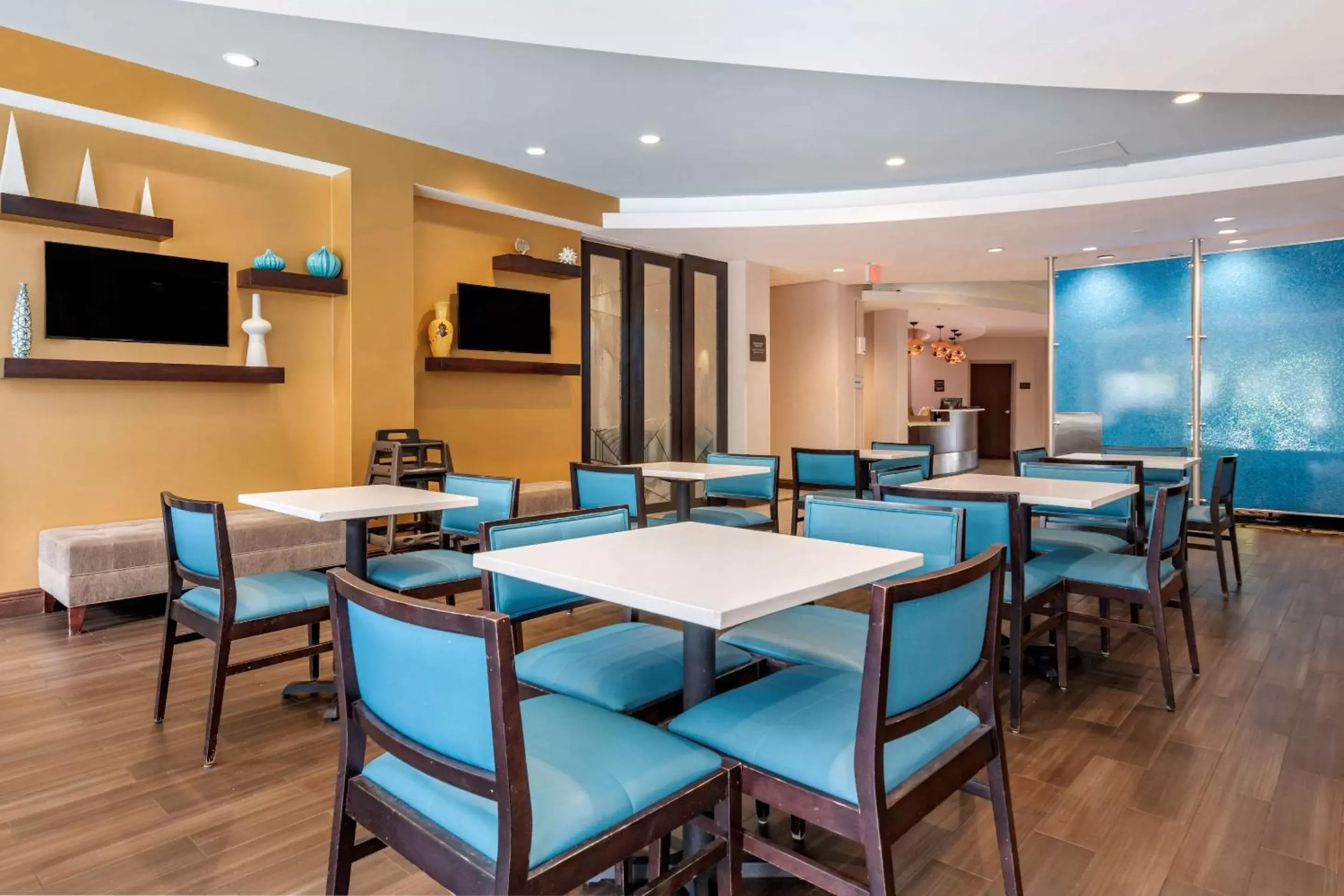 Restaurant/places to eat in Comfort Suites Fort Lauderdale Airport South & Cruise Port