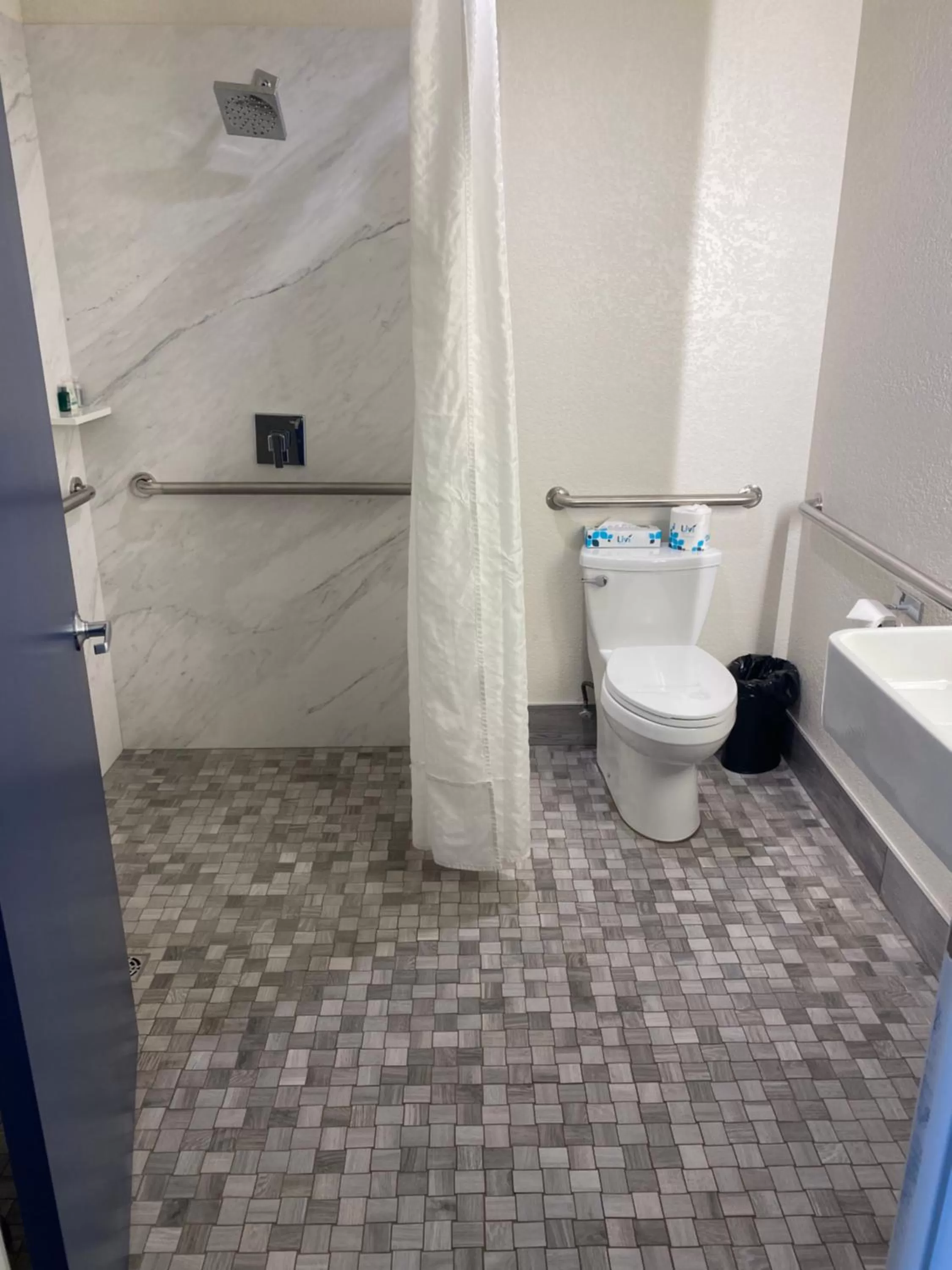 Shower in Bandon Inn