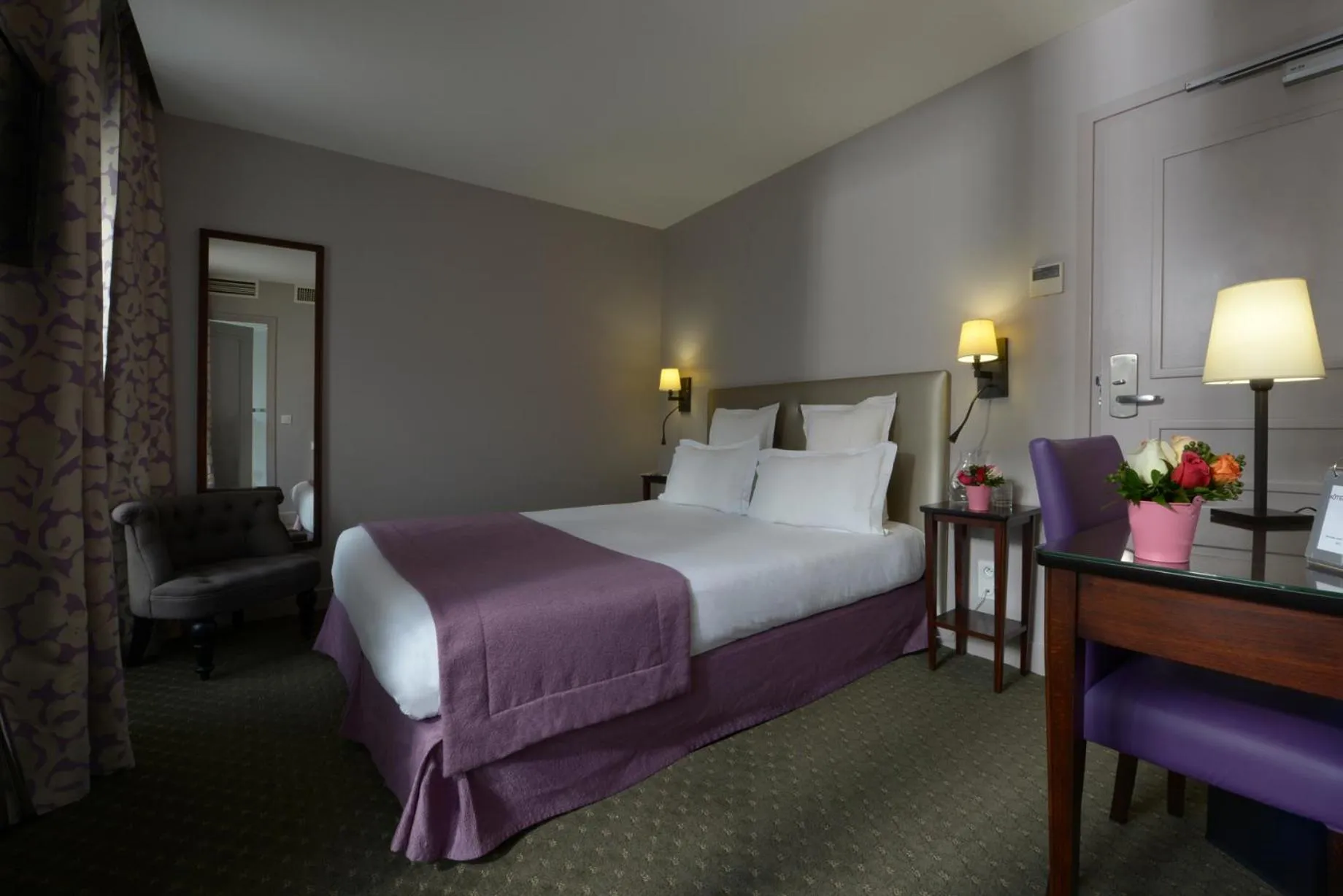 Photo of the whole room, Bed in Hôtel Le Relais Saint Charles