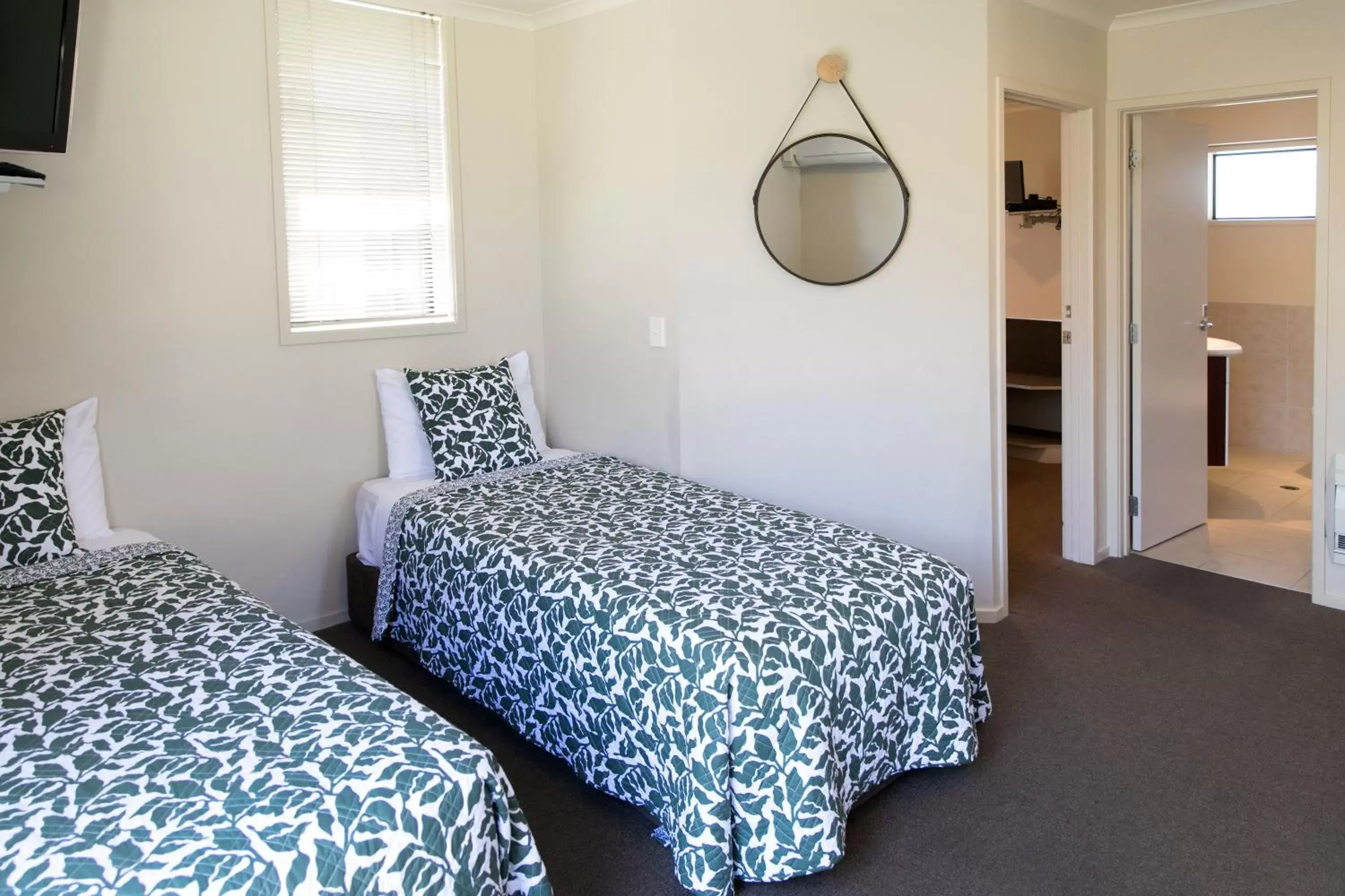 Bed in Alpine Lake Motel Bed in Alpine Lake Motel