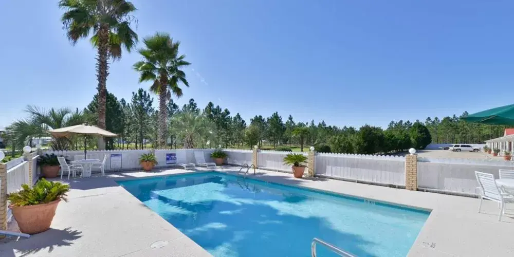 Swimming Pool in Americas Best Value Inn Hazlehurst