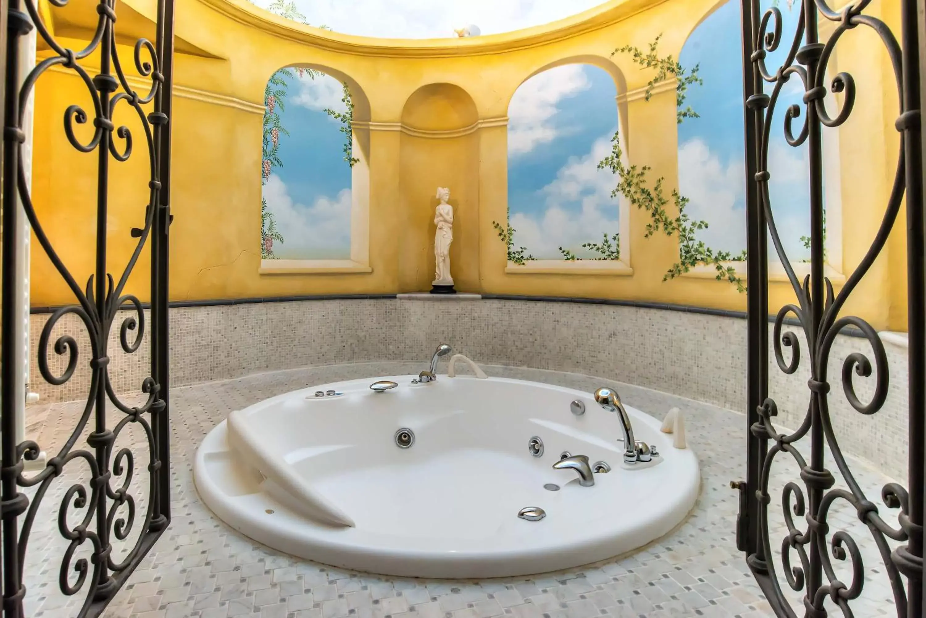 Hot Tub, Bathroom in Hotel Alba Palace