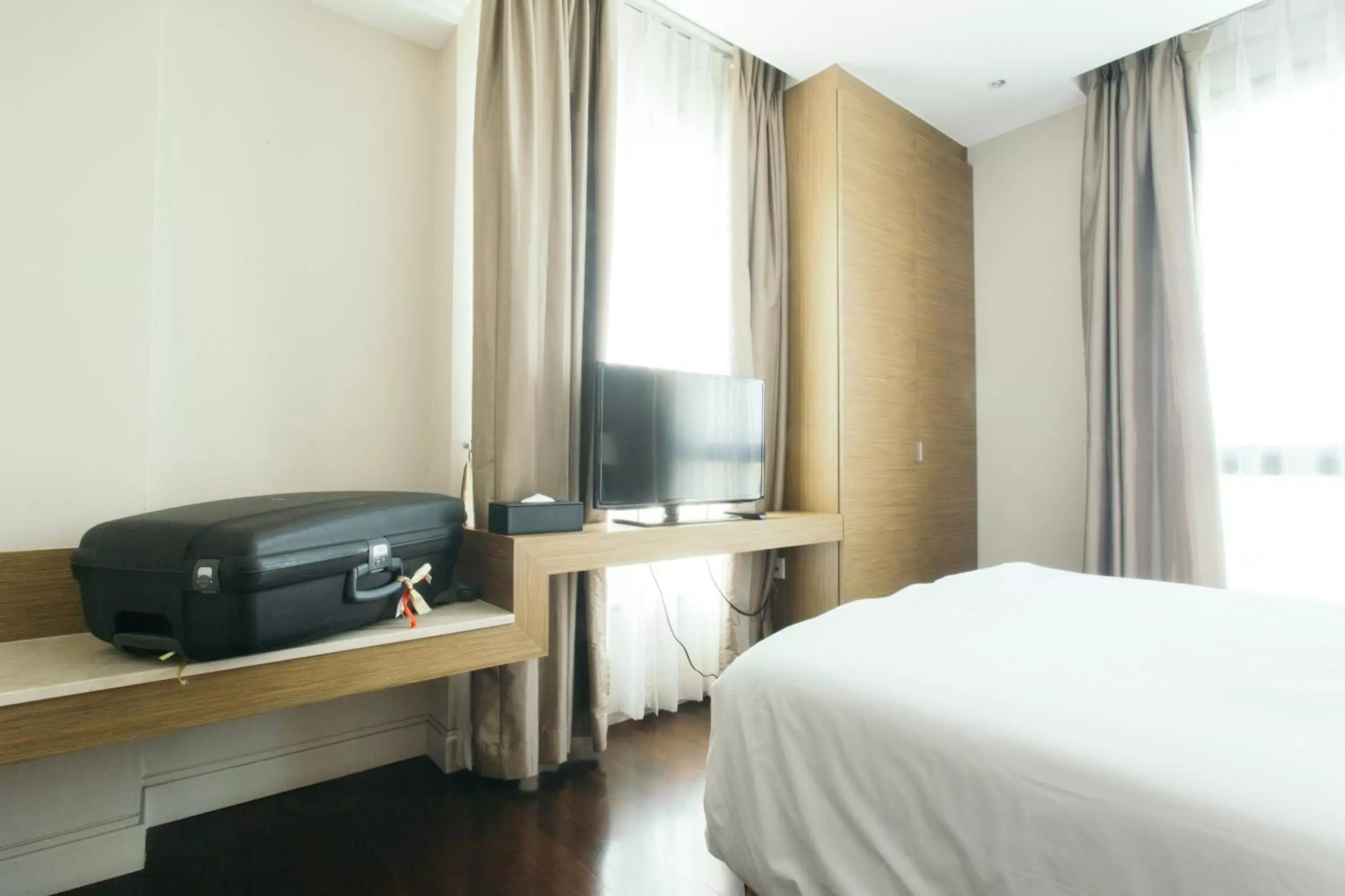 Bedroom, TV/Entertainment Center in Thomson Residence Hotel