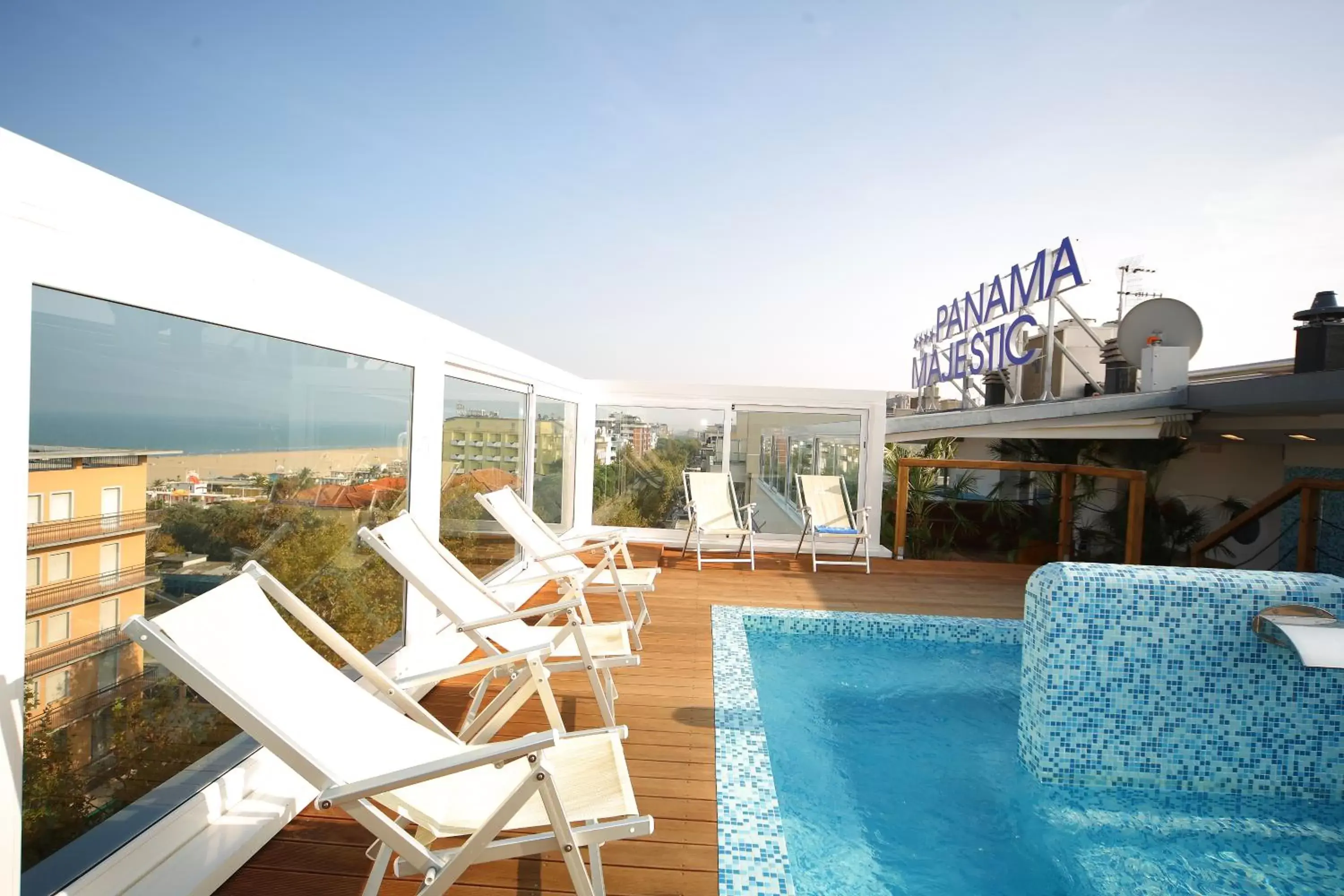 Solarium, Swimming Pool in Hotel Panama Majestic