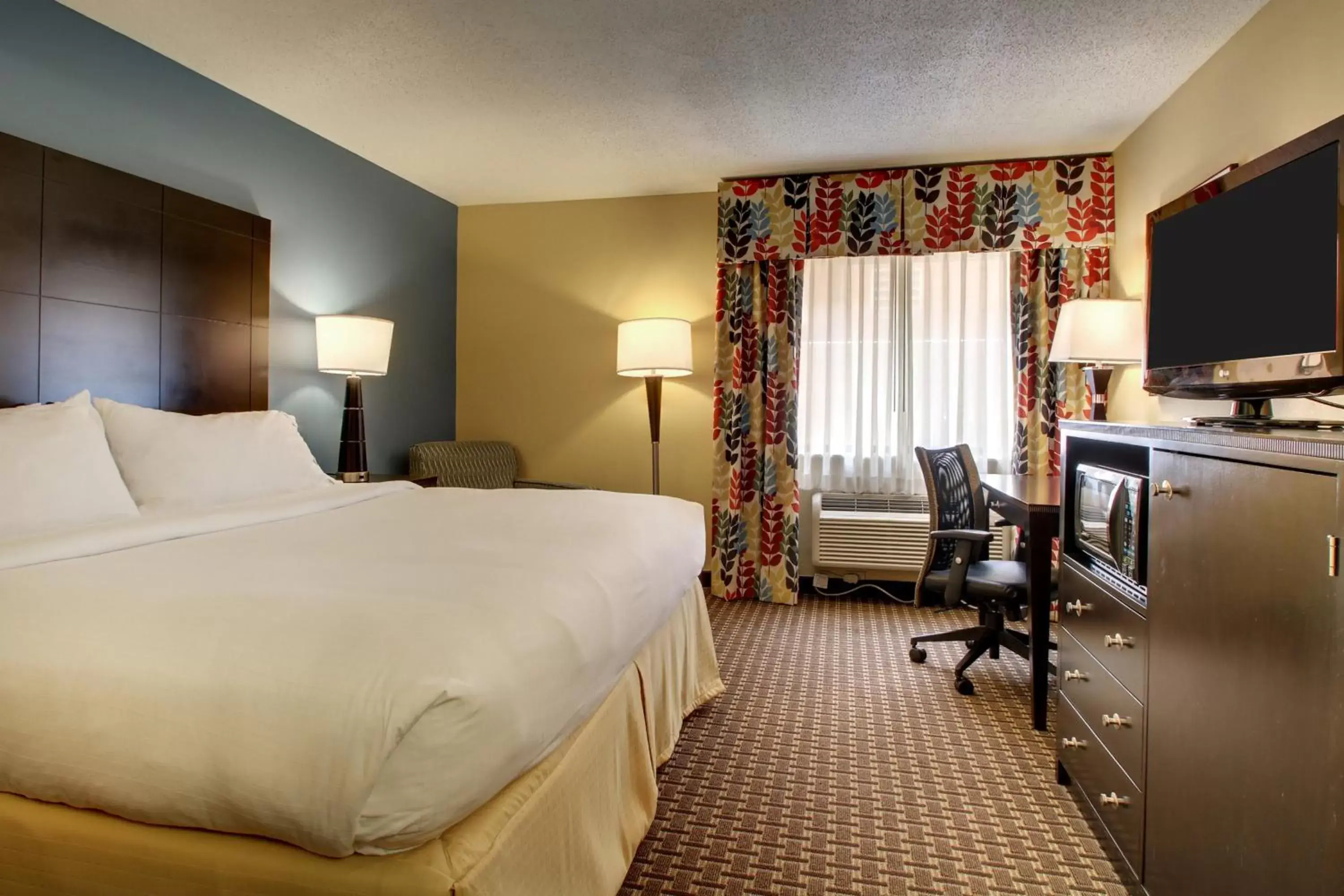 Photo of the whole room, TV/Entertainment Center in Holiday Inn Express Hotel Fort Campbell-Oak Grove, an IHG Hotel