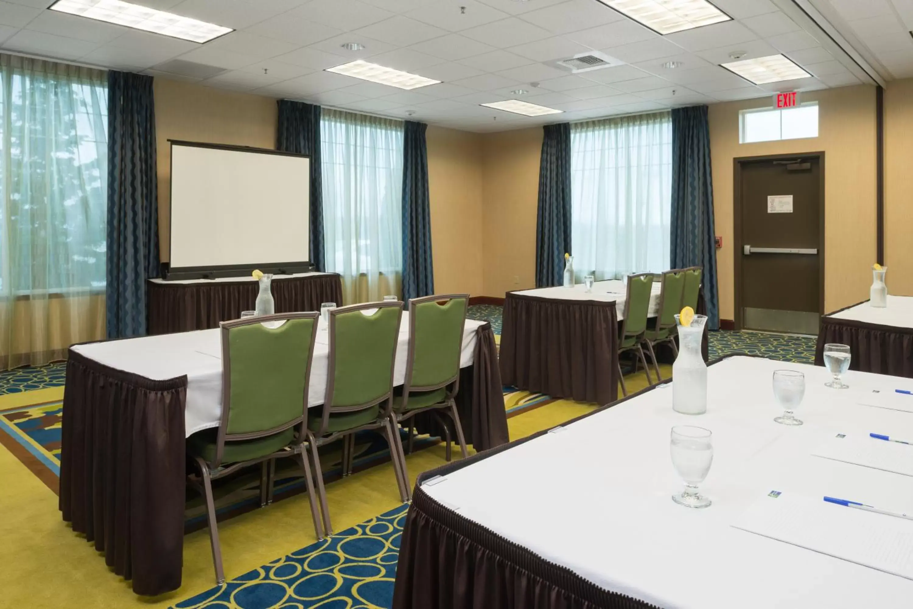Meeting/conference room, Restaurant/Places to Eat in Holiday Inn Express Hotel & Suites North Sequim, an IHG Hotel