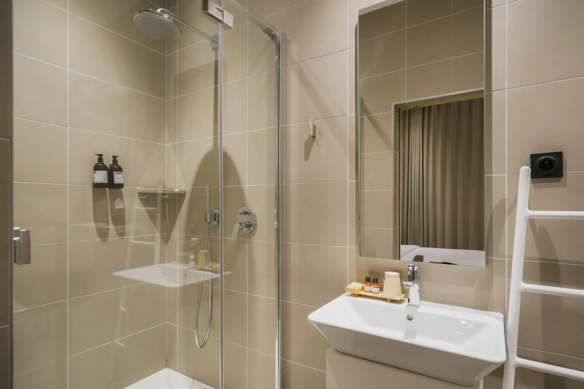 Shower, Bathroom in Maison Nô - Hôtel et Rooftop
