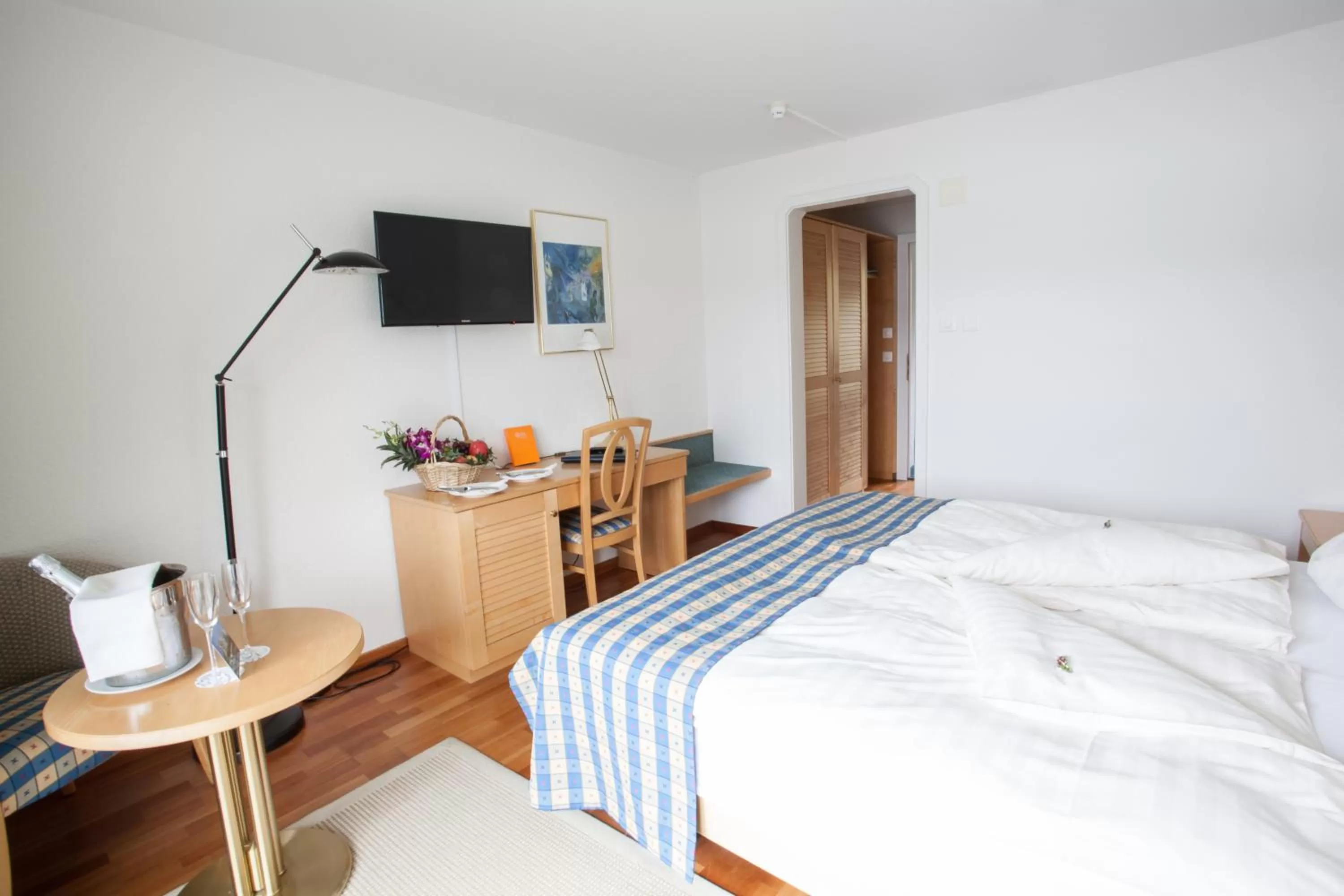 Bed, TV/Entertainment Center in Garni-Hotel Frohburg - Beau Rivage Collection