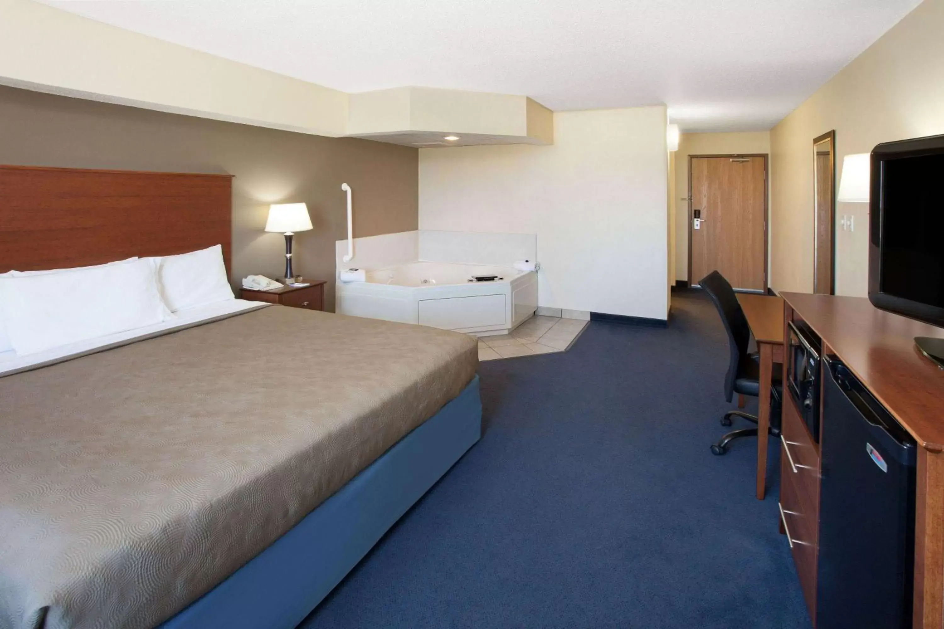 Photo of the whole room, Bed in AmericInn by Wyndham Webster City
