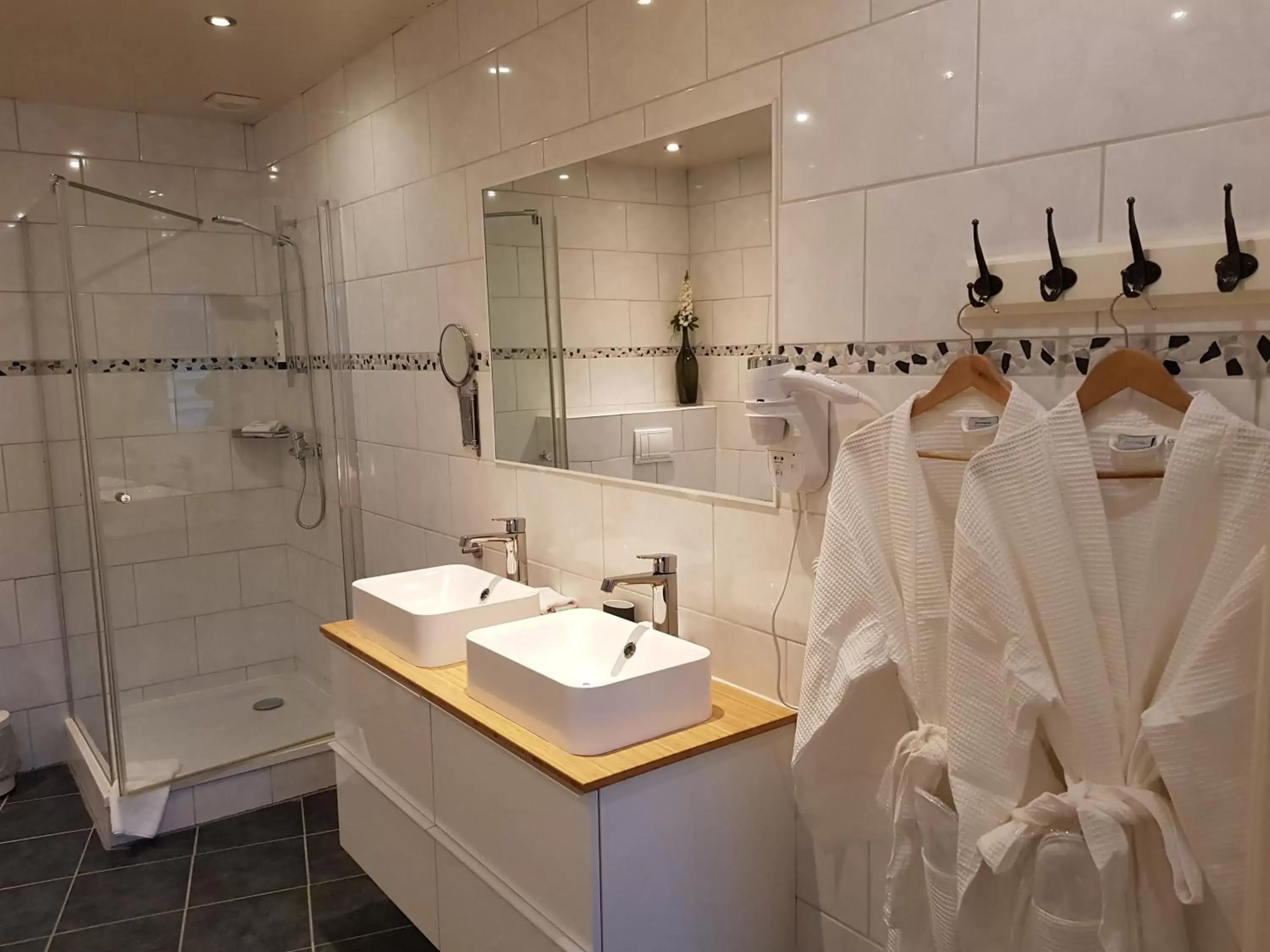 Shower, Bathroom in Hotel Grand Canal