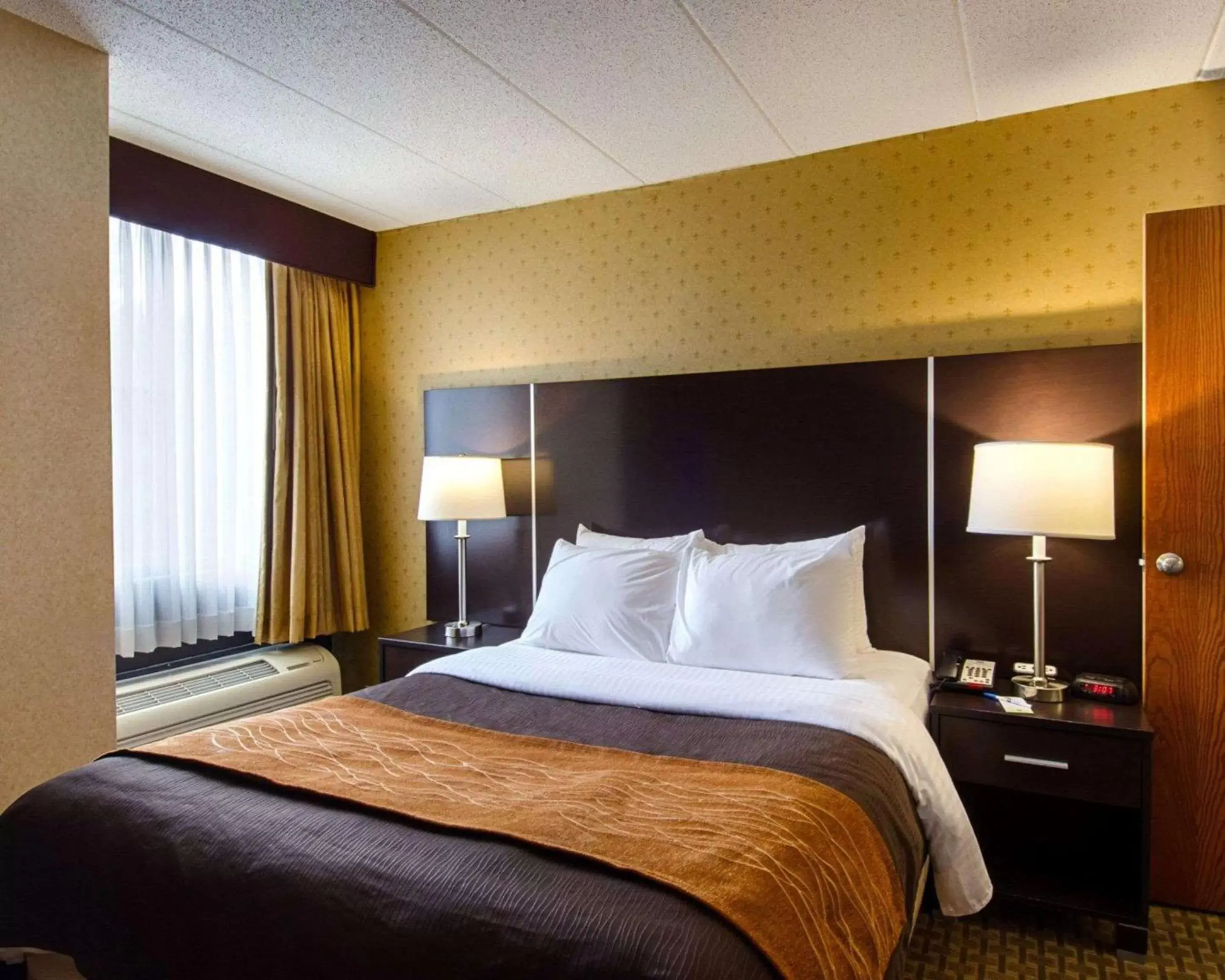 Photo of the whole room, Bed in Holiday Inn Express - Fall River North